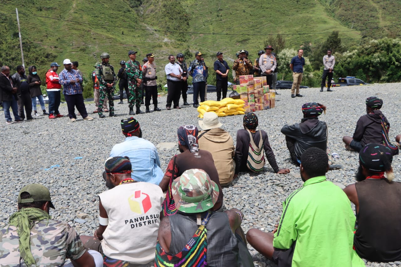 Kembali Kunjungi Puncak Jaya, Kapolda Papua Tengah Temui Massa Pendukung Paslon 01 dan 02 Untuk Serukan Aksi Damai