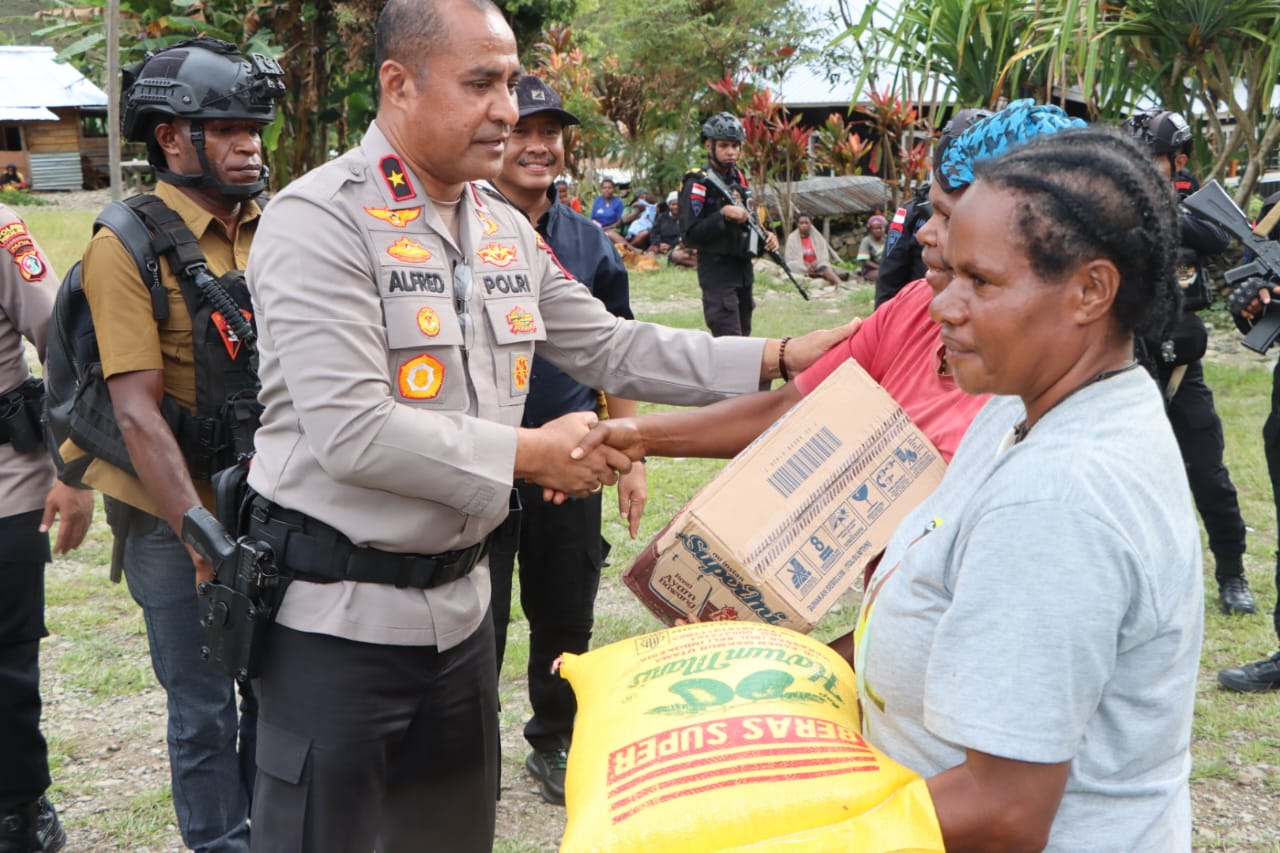 Wujud Belasungkawa, Kapolda Papua Tengah Berikan Bantuan Sembako Kepada Keluarga Korban Aksi Saling Serang di Puncak Jaya