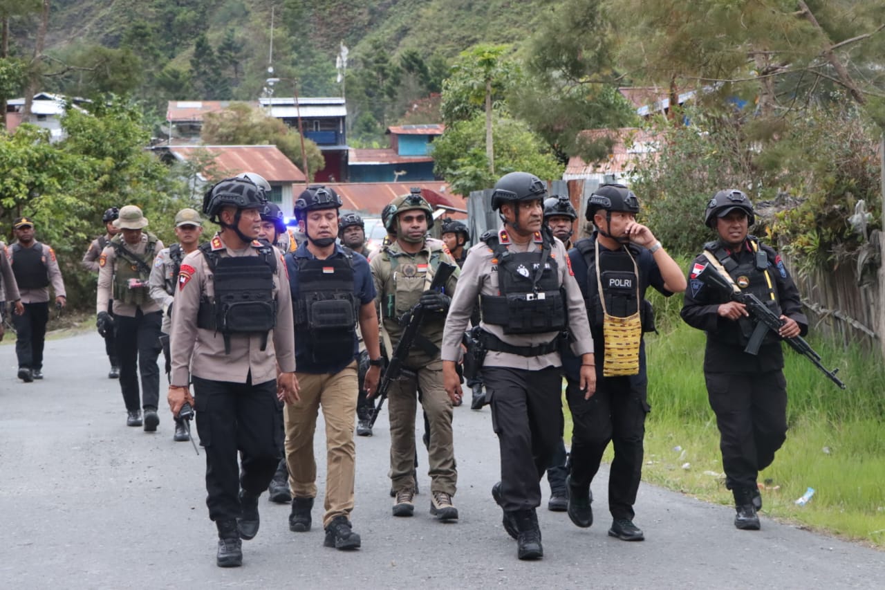 Pantau Sitkamtibmas Terkini, Kapolda Papua Tengah Bersama Kapolres Puncak Jaya Laksanakan Patroli Jalan Kaki Di Seputaran Kota Mulia