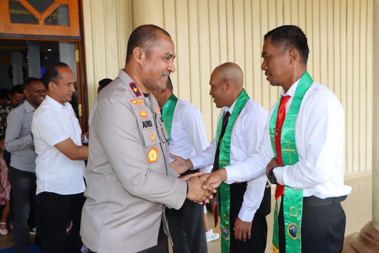 Minggu Kasih, Kapolda Papua Tengah Sampaikan Himbauan Kamtibmas dan Berikan Bantuan Korban Kebakaran Jemaat Gereja GKI Bethel Mulia