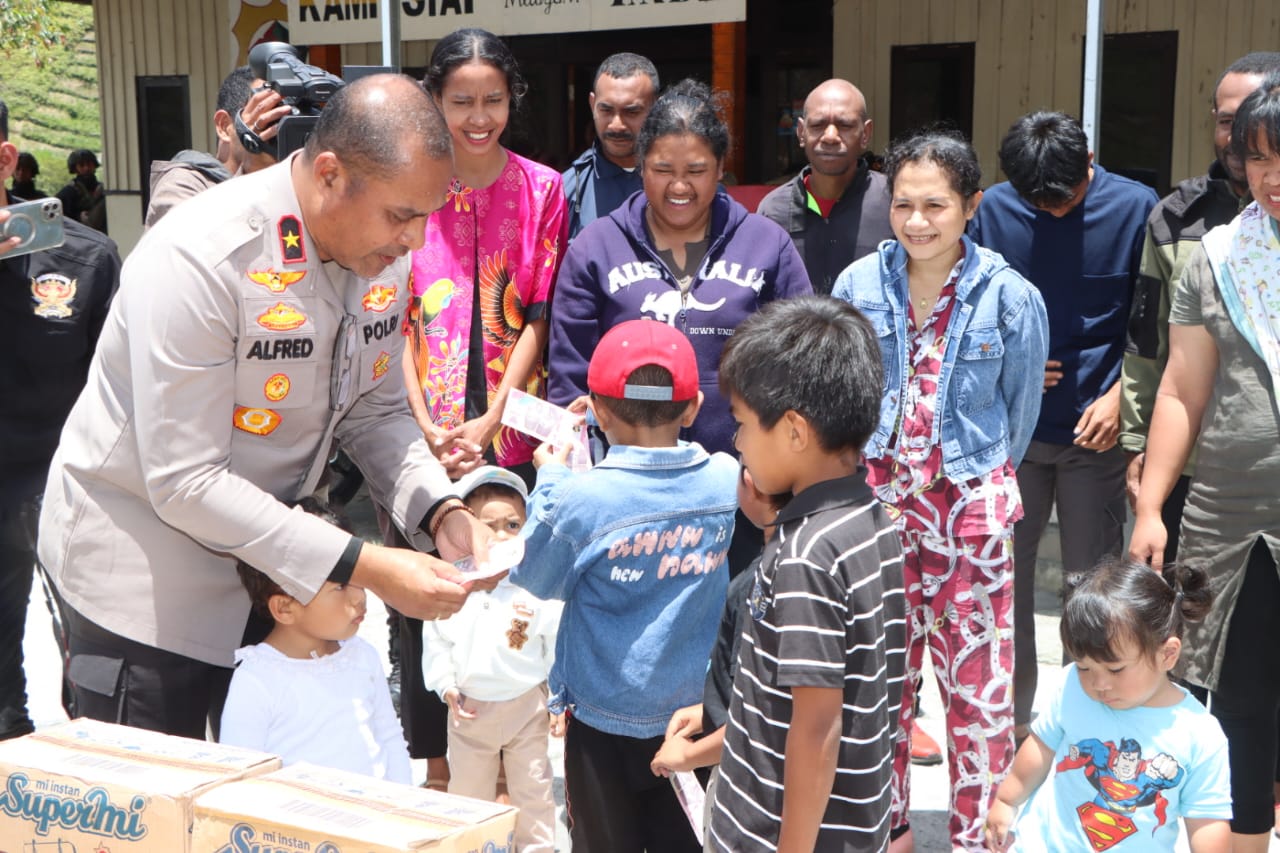 Wujud Kepedulian, Kapolda Papua Tengah Berikan Semangat dan Bantuan Kepada Anggota Polri Terdampak Kebakaran di Kab. Puncak Jaya