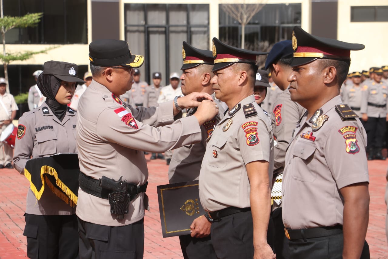 Pimpin Upacara Hari Kesadaran Nasional, Wakapolda Papua Berikan Penghargaan Kapolri Kepada Anggota Yang Berprestasi