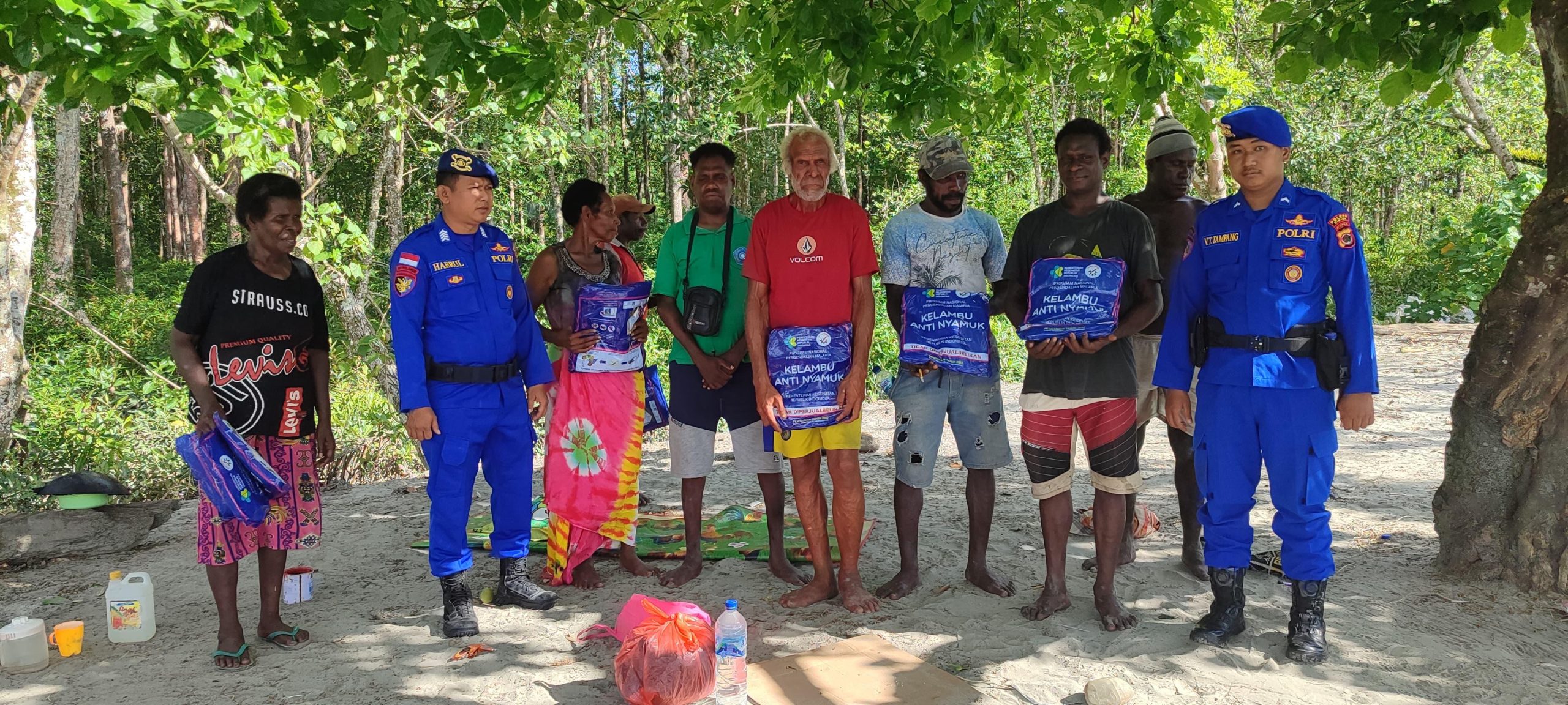 Cegah Malaria, Sat Polairud Polres Mimika Bagikan Kelambu Ke Masyarakat Pesisir Pantai