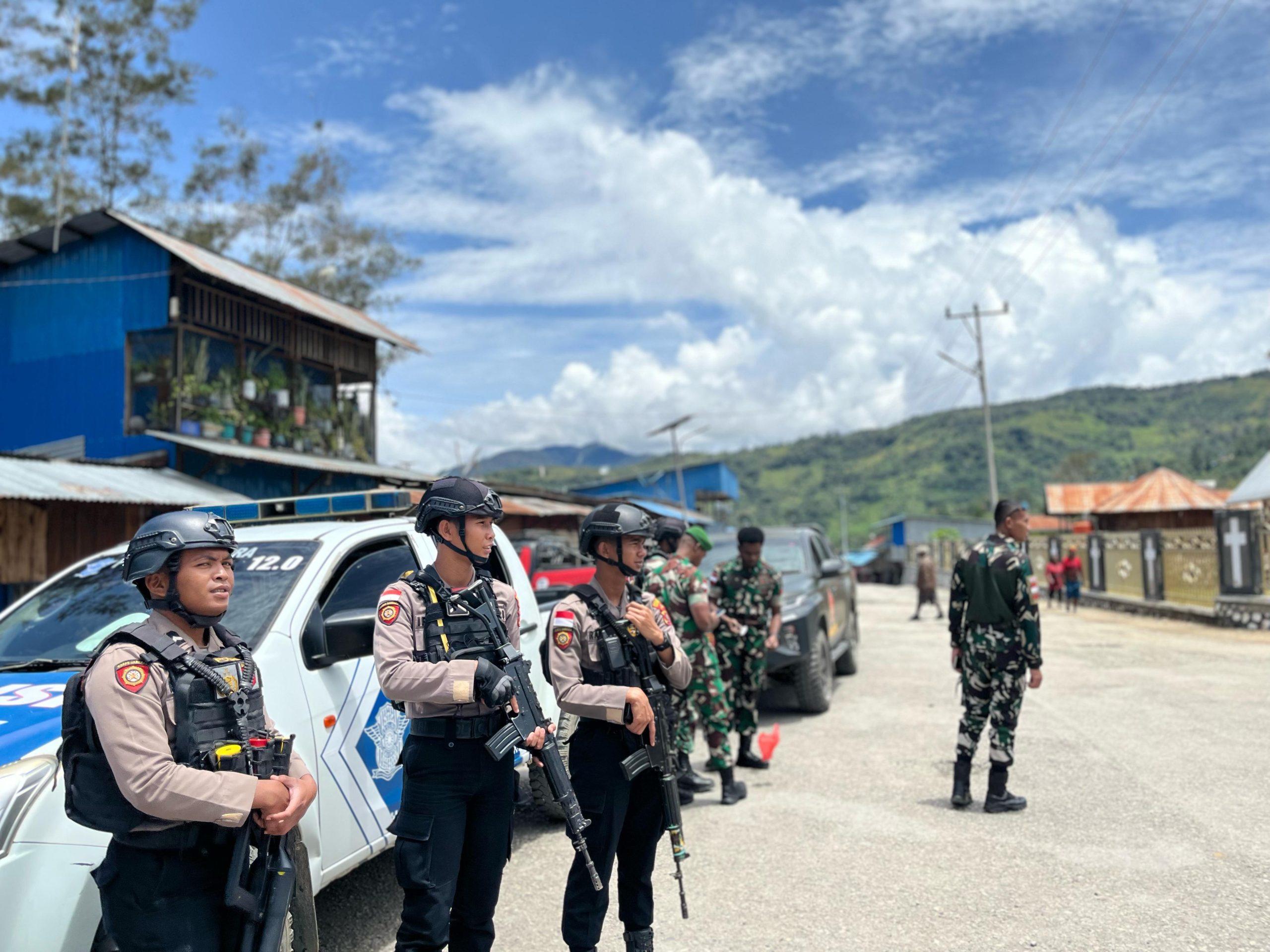 Antisipasi Gangguan Kamtibmas Pada Pelantikan Bupati Dan Wakil Bupati Tolikara, Gabungan TNI-Polri Laksanakan Patroli