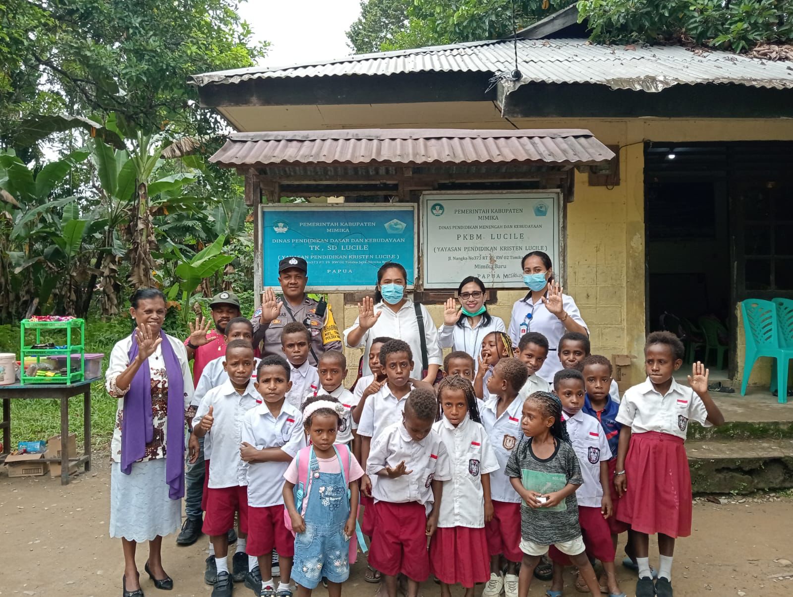 Bhabinkamtibmas Kelurahan Timika Jaya Dampingi Nakes Dalam Kegiatan Stimulasi dan Deteksi Dini Tumbuh Kembang Anak