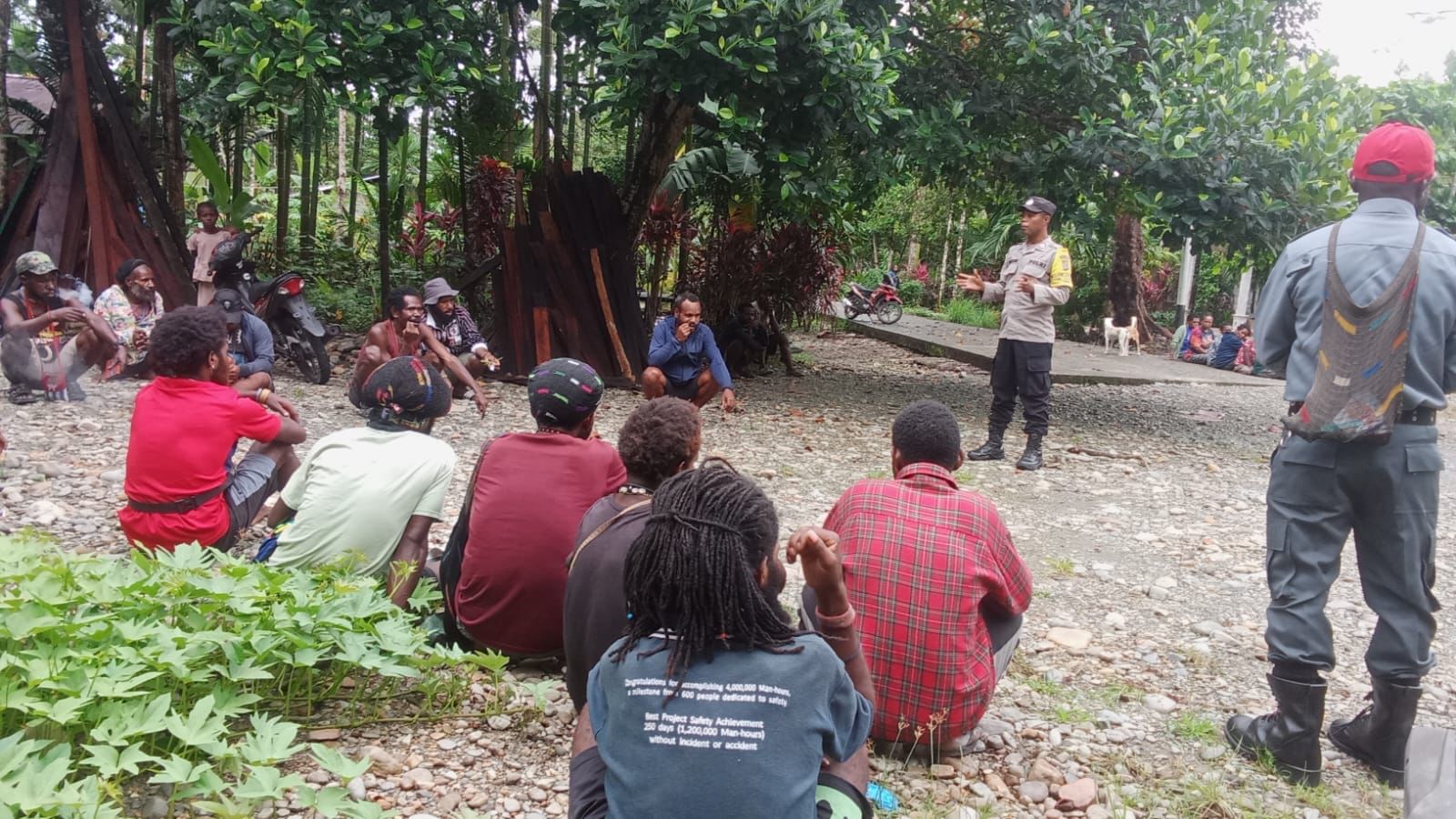 Bhabinkamtibmas Kampung Hangaitji Selesaikan Masalah Perselingkuhan dan Pembayaran Denda Adat