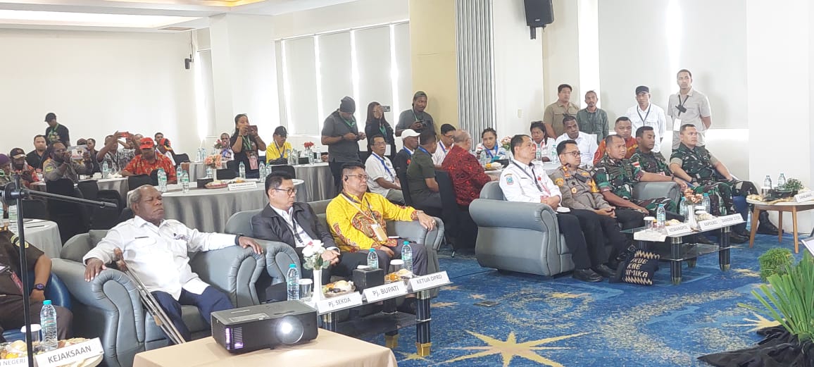 Polres Mimika Amankan Rapat Pleno KPU, Penetapan Pasangan Calon Bupati dan Wakil Bupati Terpilih Pilkada 2024