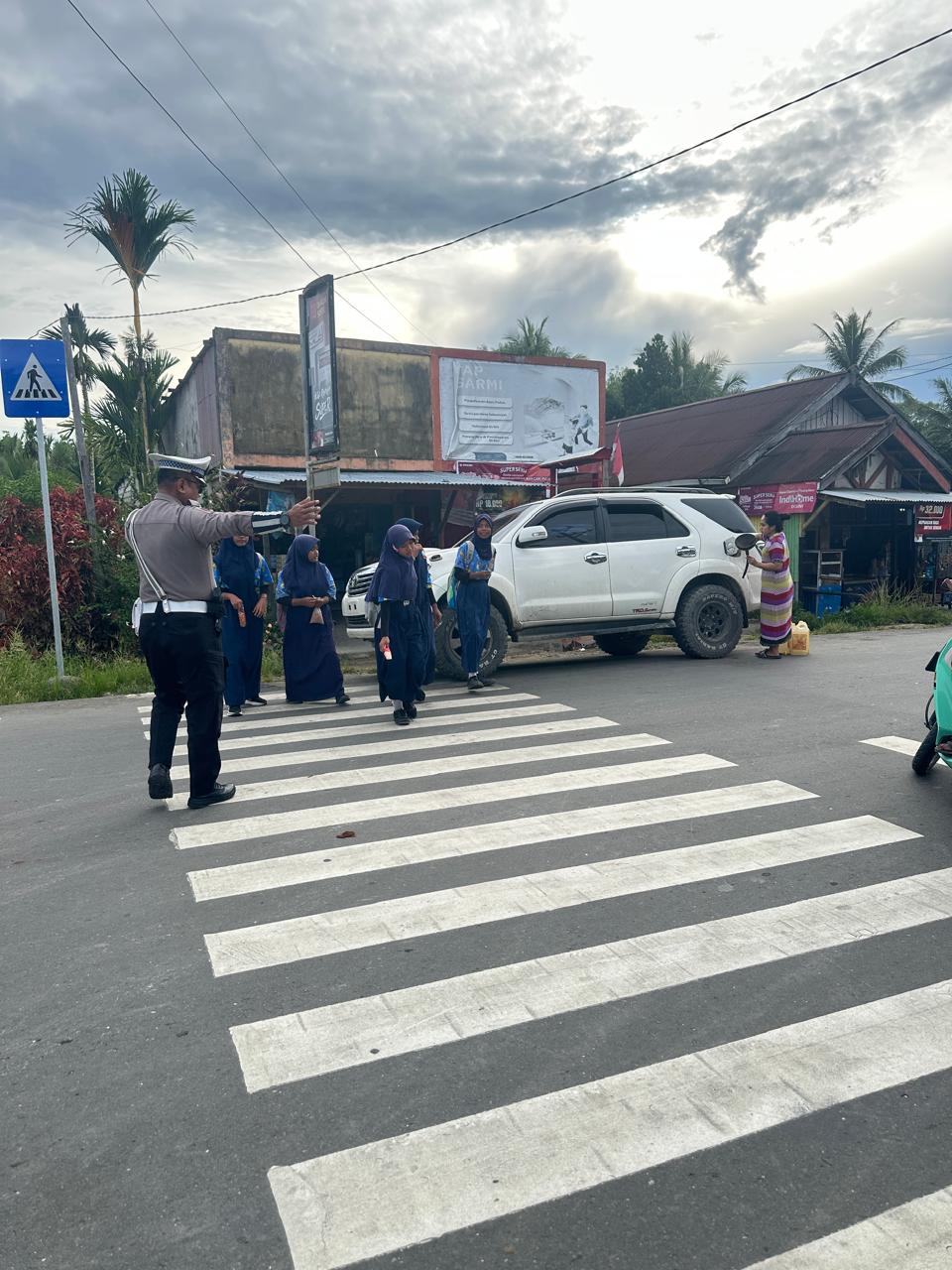 Sat Lantas Polres Sarmi Lakukan Pengaturan di Depan Sekolah Guna Menciptakan Kamseltibcar