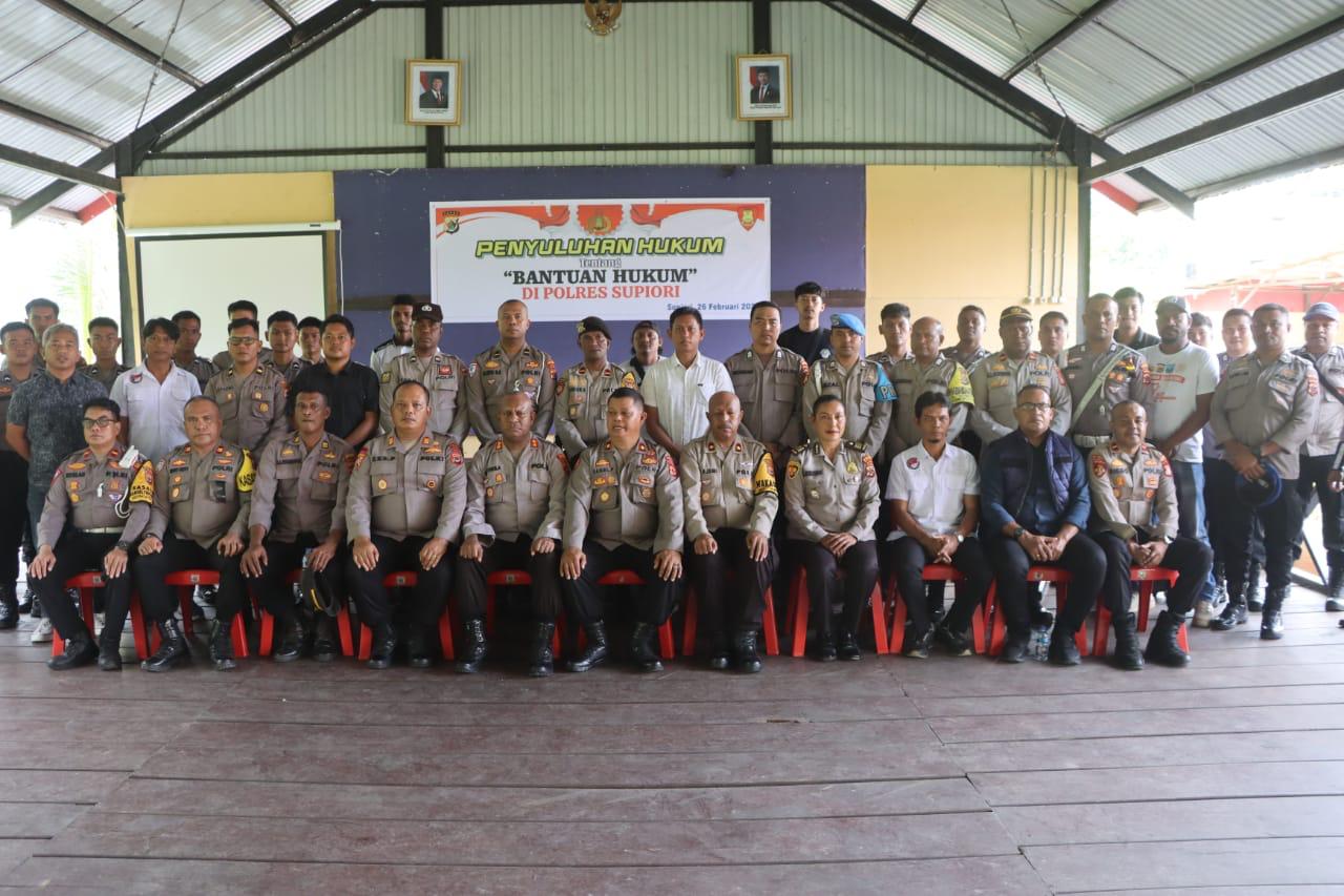 Bidkum Polda Papua Gelar Penyuluhan Hukum di Polres Supiori
