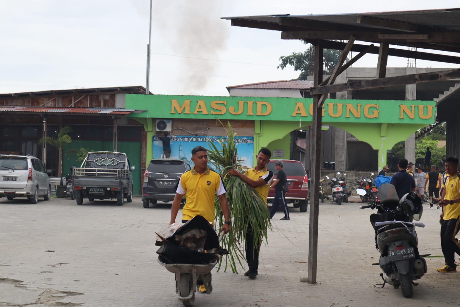 Bakti Religi, Polres Keerom Bersihkan Lingkungan Masjid Agung Nurul Huda