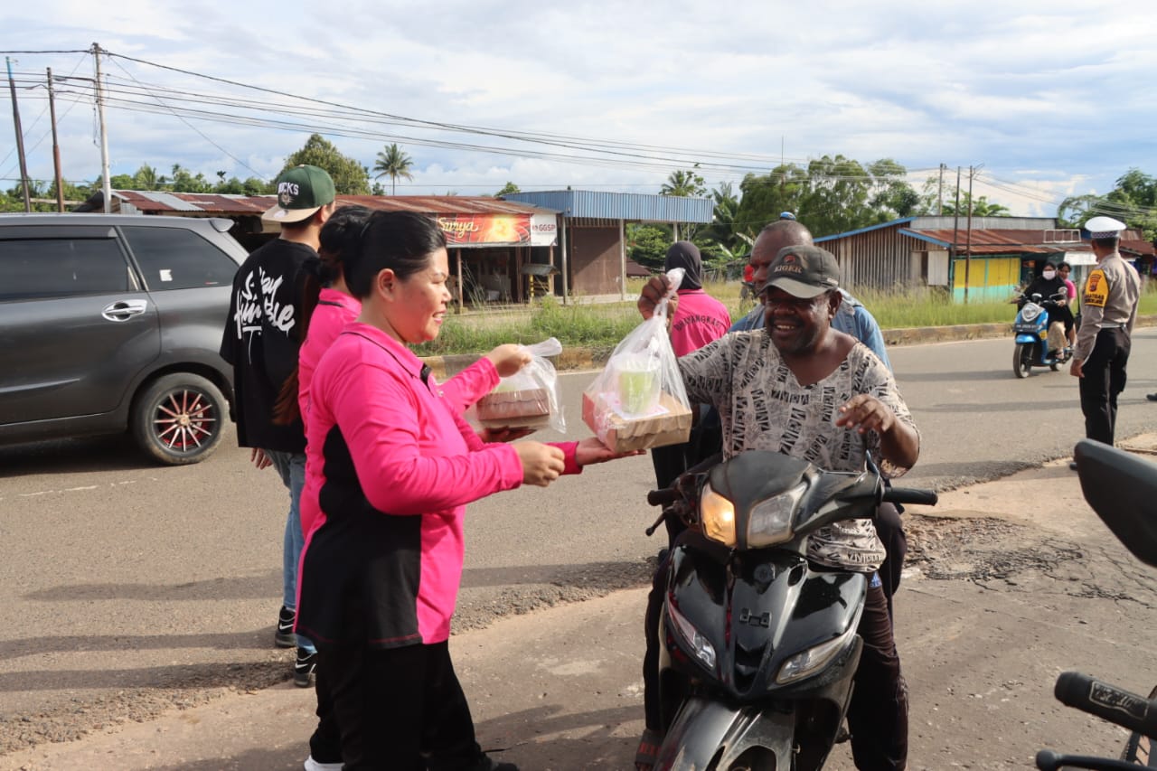 POLRES BOVEN DIGOEL BERSAMA BHAYANGKARI BERBAGI BAGI TAKJIL DI BULAN  RAMADHAN.