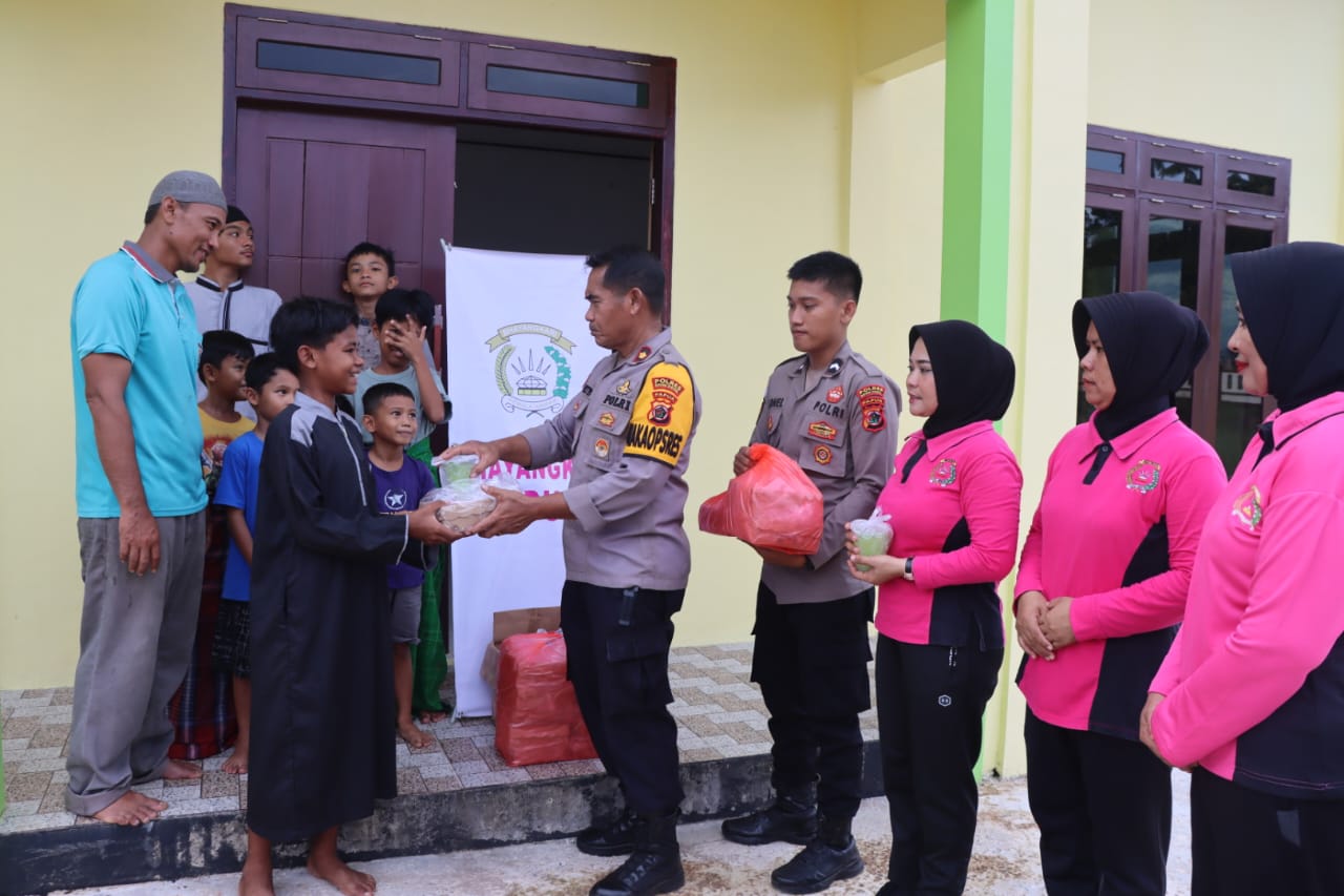 Wakapolres bersama Bhayangkari Bagikan Takjil di Masjid A’s Salam Tanah Merah.
