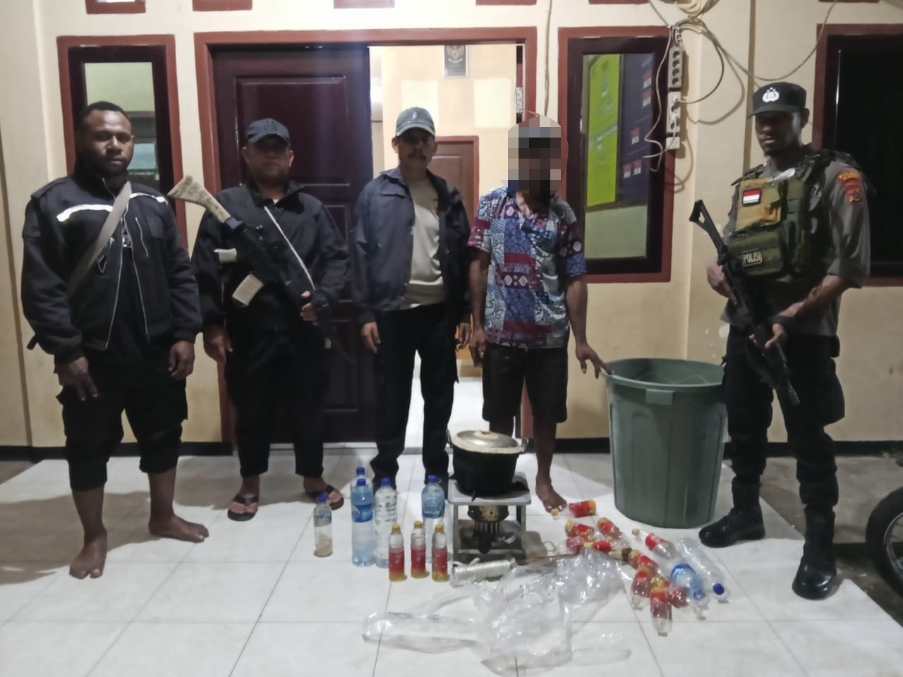 Tekan Premanisme Di Distrik Assue, Polsek Asgon Gelar Razia Miras.