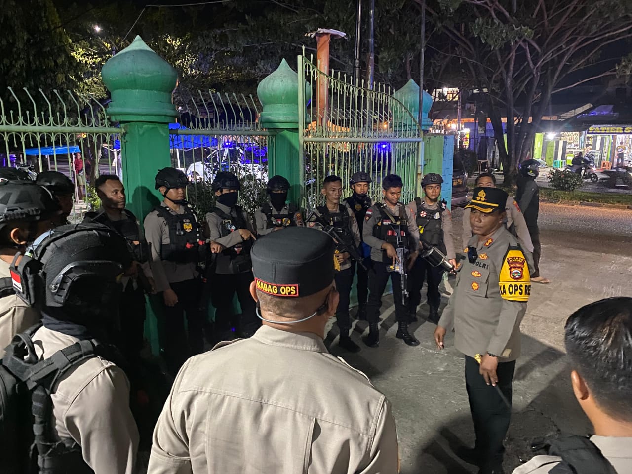 Kapolres Nabire AKBP Samuel D. Tatiratu, S.I.K. Pimpin Patroli, Pastikan Keamanan dan Kelancaran Ibadah Sholat Tarawih.