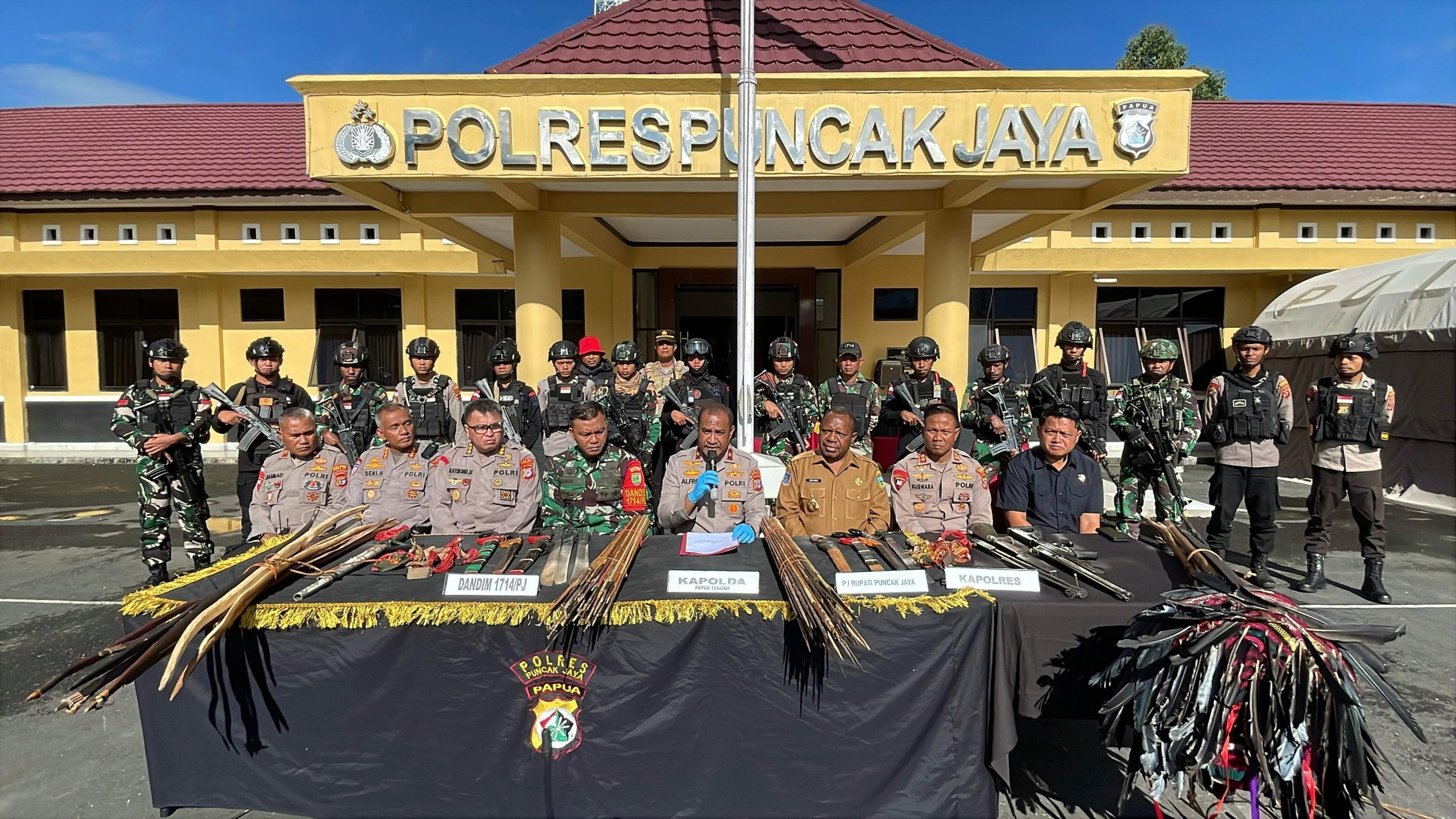 Kapolda Papua Tengah Pimpin Press Release Update Data Korban Jiwa, Kebakaran Sengketa dan Bukti Hasil Razia Alat Perang Oleh TNI-POLRI Selama Masa Pilkada Puncak Jaya