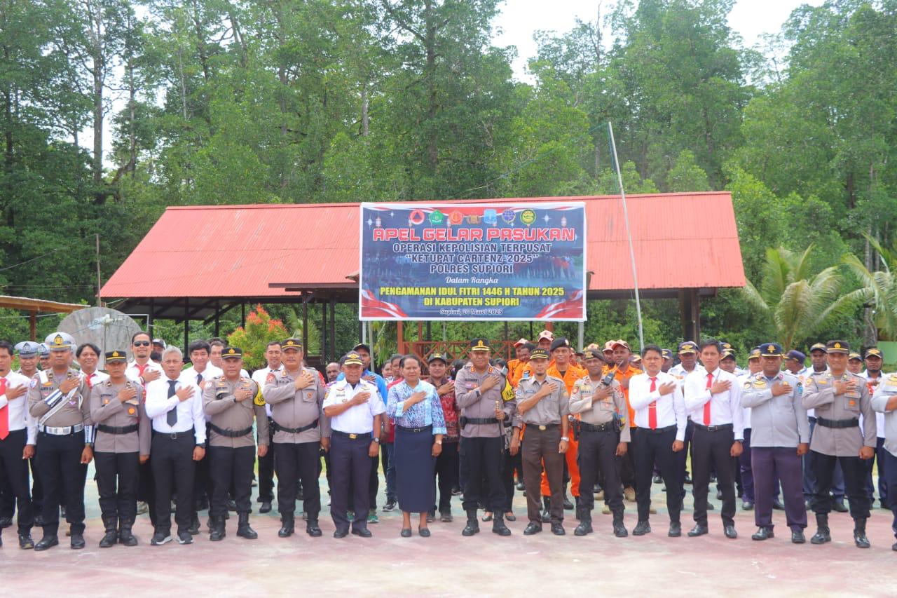 Polres Supiori Laksanakan Apel Gelar Pasukan Operasi Ketupat Cartenz 2025