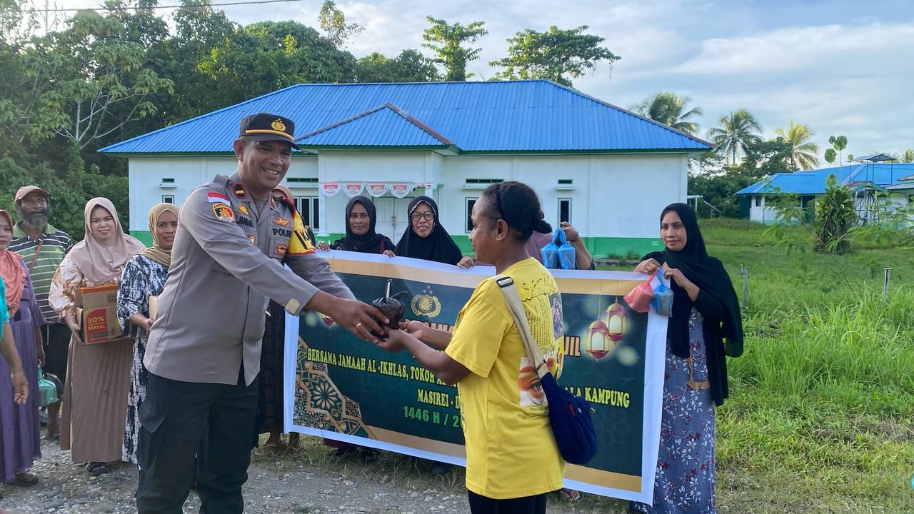Ramadhan Berkah 1446 H, Polsek Masirei Berbagi Takjil Dan Buka Puasa Bersama Jamaah Musholla Al Ikhlas.