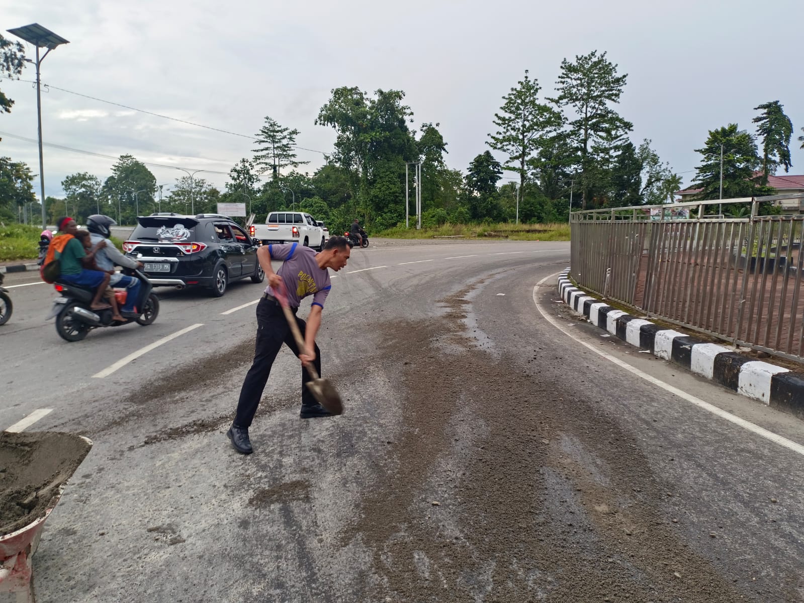 Cegah Kecelakaan di Jalan Raya, Personel Sat Lantas Polres Mimika Tutupi Solar Yang Berceceran