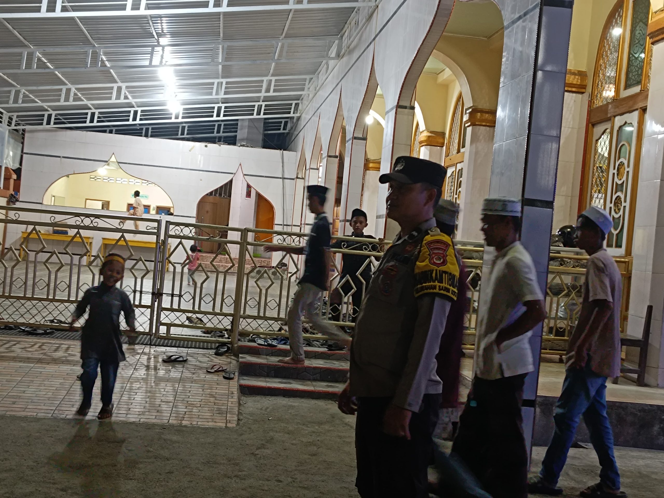 Jamin keamanan, Personel Polres Sarmi Laksanakan Pengamanan Sholat Tarawih di Sejumlah Masjid