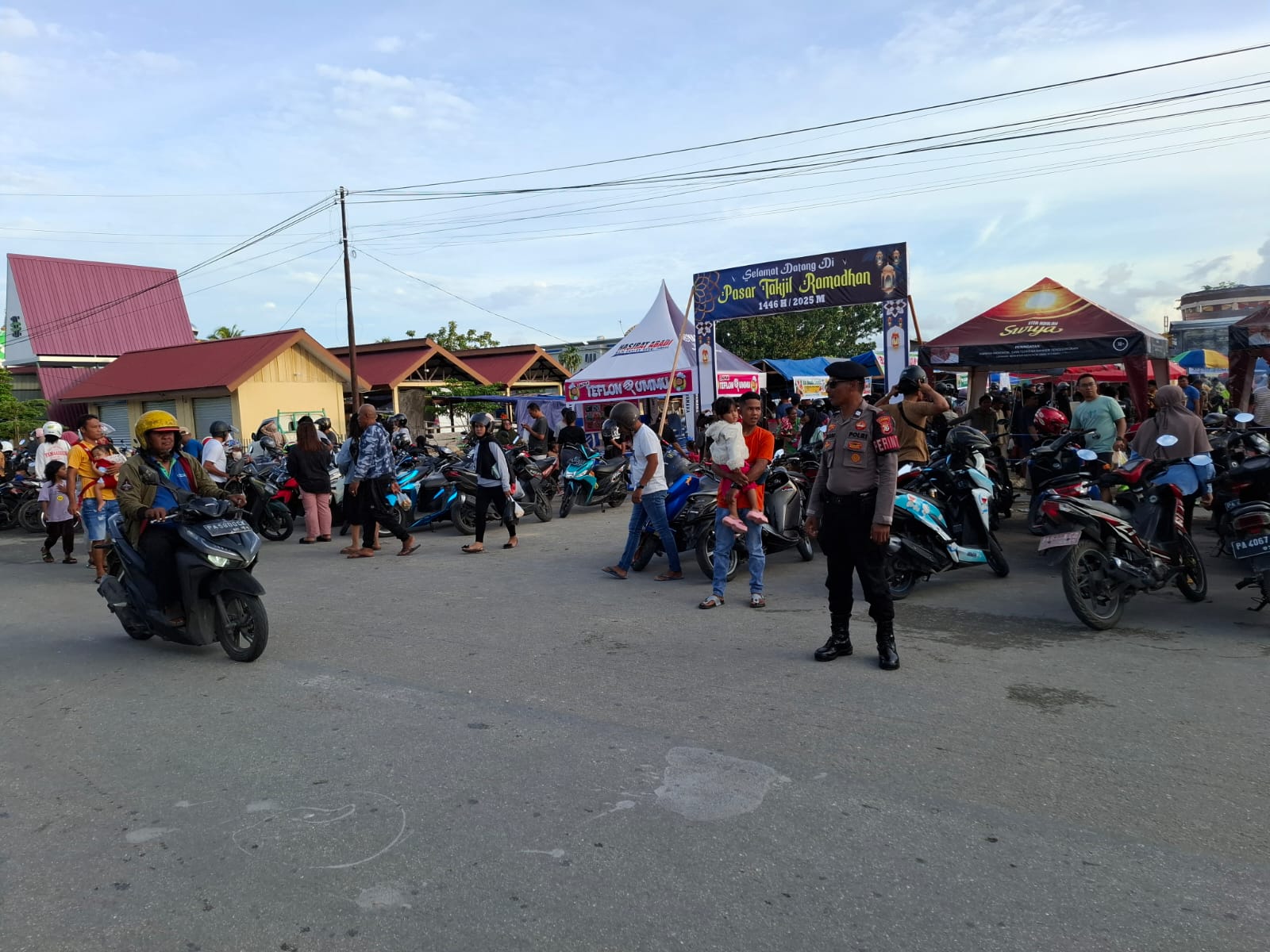 Personil Polres Biak Berikan Rasa Aman di Pasar Ramadhan