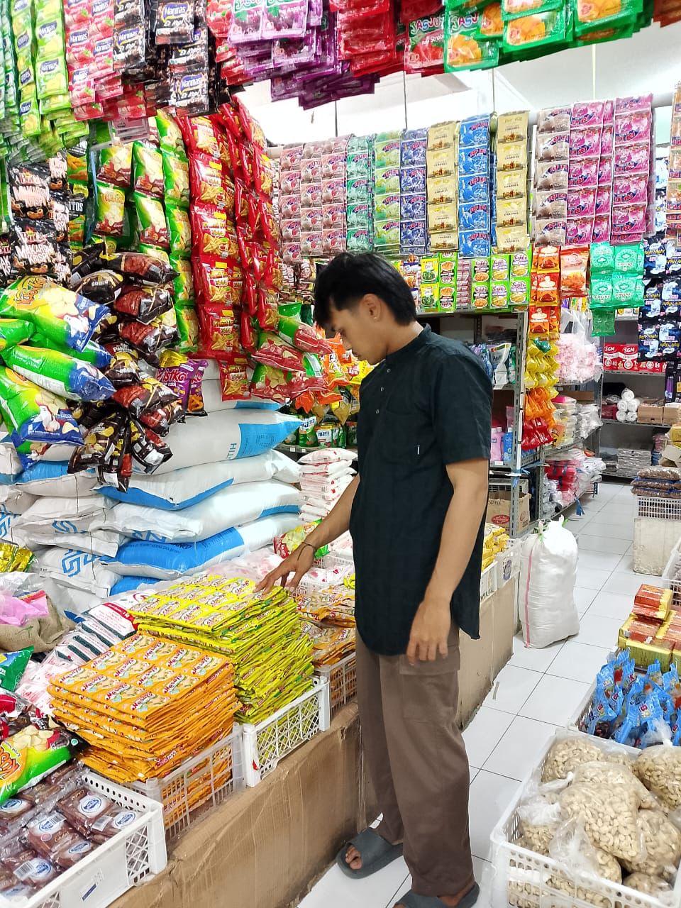 Pastikan Harga Sembako Stabil, Polres Supiori Polda Papua Monitoring Pasar