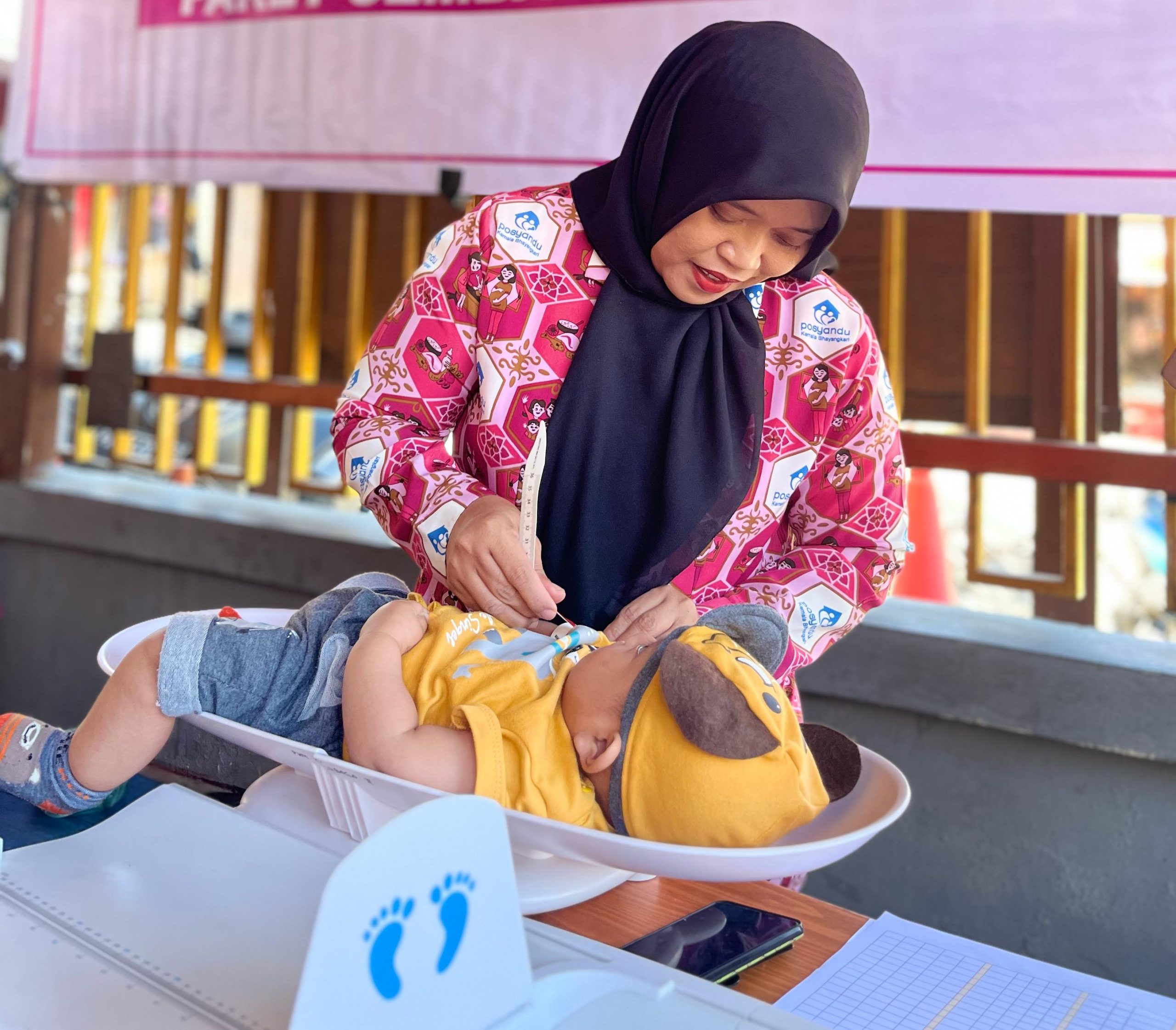 Jaga Kesehatan Balita Dan Ibu Hamil, Bhayangkari Cab. Tolikara Berikan Posyandu Rutin