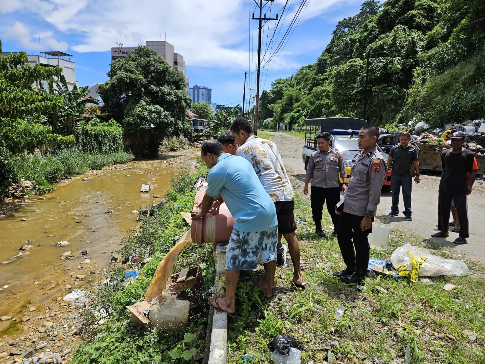 Penyidik Bersama Tersangkanya Musnahkan Minuman Keras Lokal Jenis Stim dan Ballo