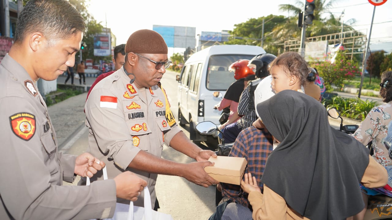Kapolres Jayapura Bersama Polsek Kawasan Bandara Sentani Bagikan Takjil Gratis di Lampu Merah Sentani