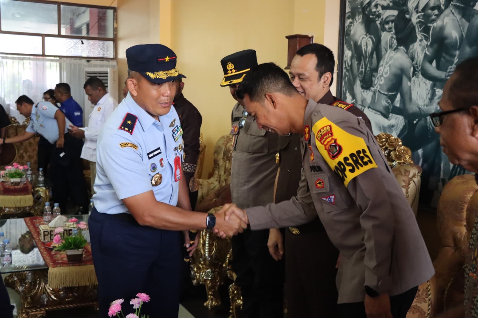 Kapolres Biak Sambut Kedatangan Bupati di Bandara Frans Kaisiepo