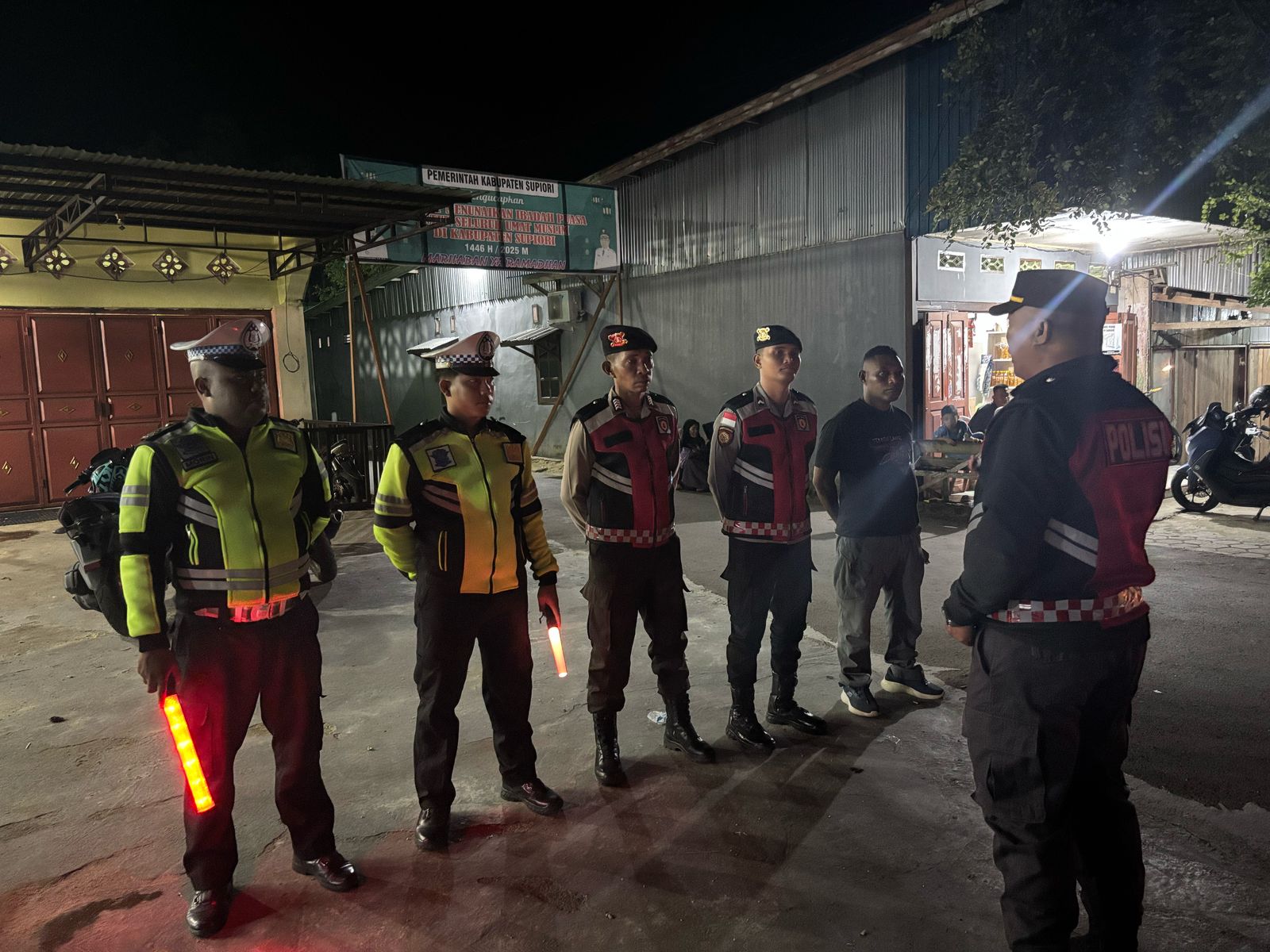 Polres Supiori Laksanakan Pengamanan Ibadah Sholat Tarawih di Masjid An-Nur Supiori