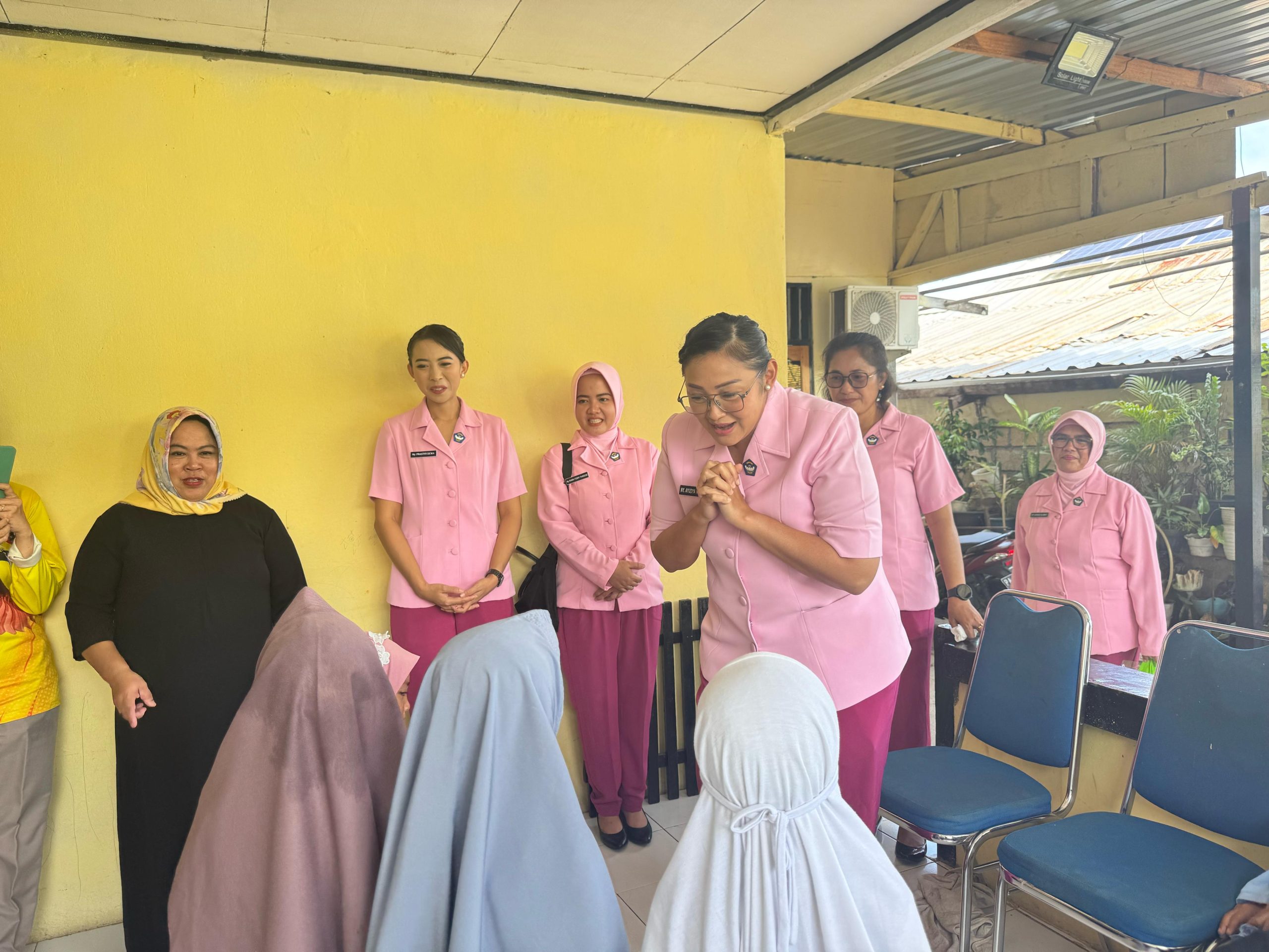 Ny. Ayudya Victor Mackbon Bersama Pengurus YKB Berbagi Kasih di Bulan Ramadhan