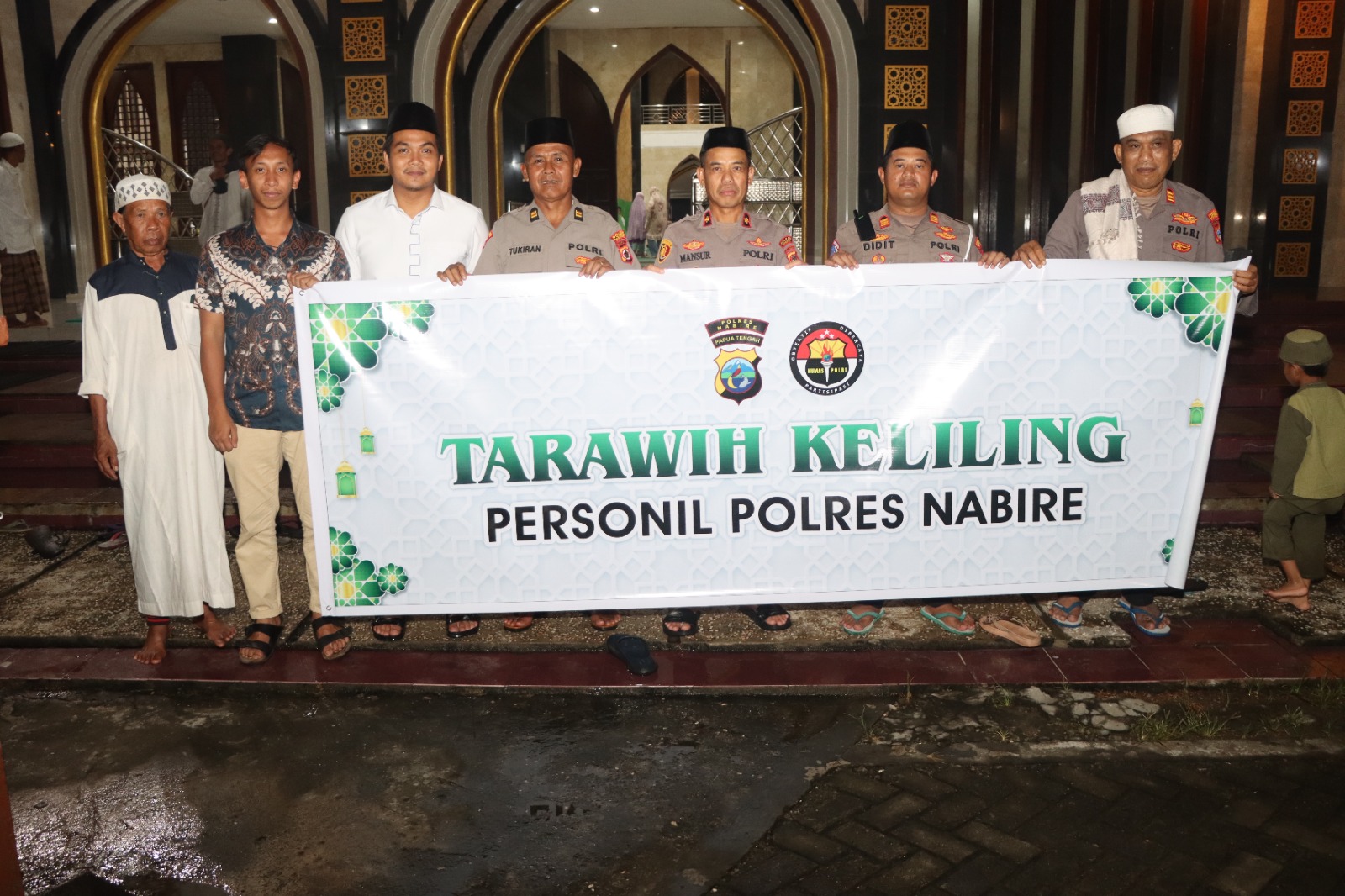 Personel Polres Nabire Laksanakan Tarawih Keliling di Masjid Agung Al-Falah