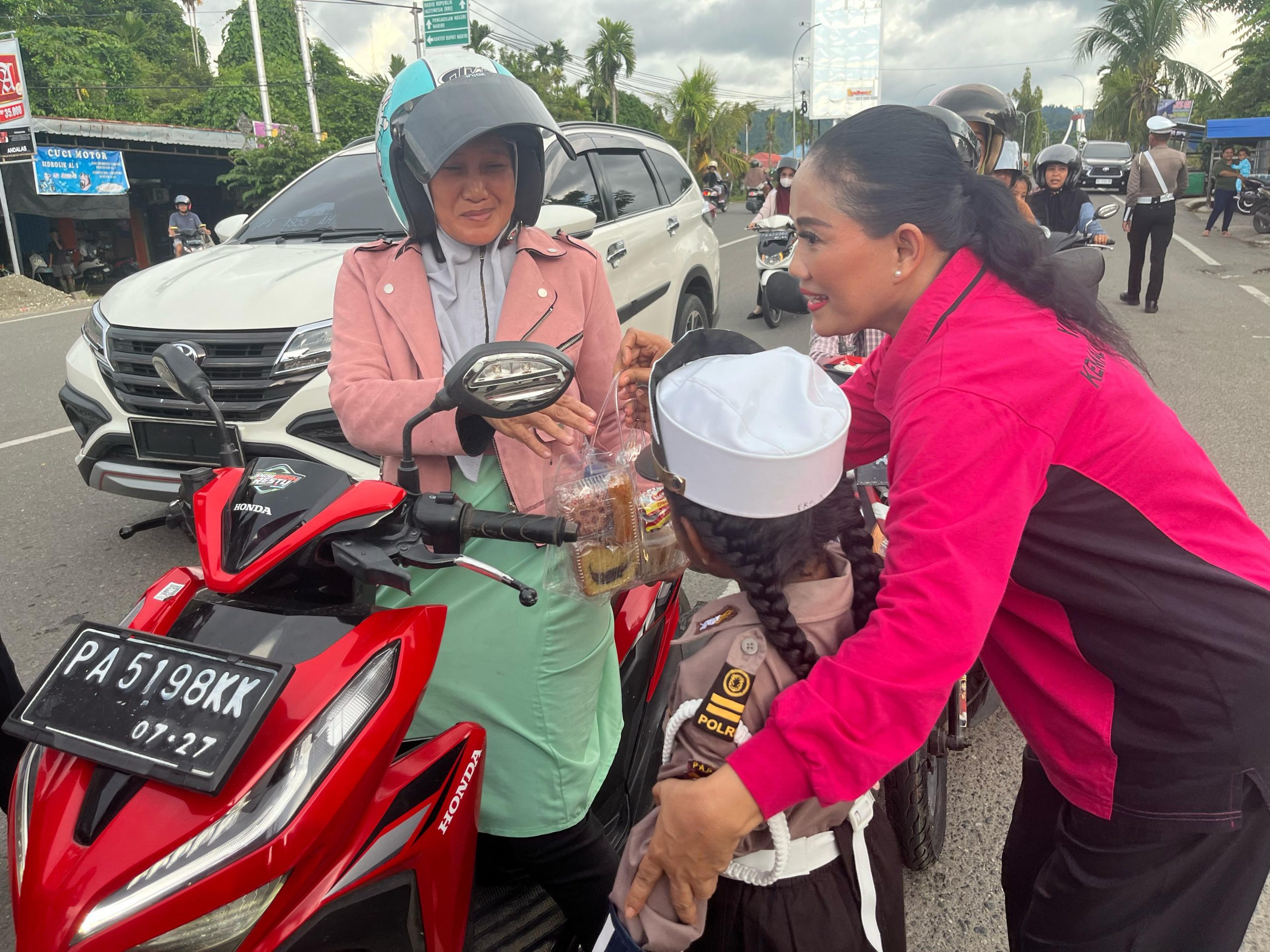 Bhayangkari Polda Papua Tengah Bagikan Takjil di Nabire, Wujud Kepedulian di Bulan Suci Ramadhan