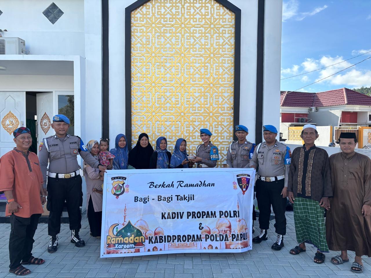 Personel Bid Propam Polda Papua Berbagi Takjil Gratis kepada Jamaah Masjid