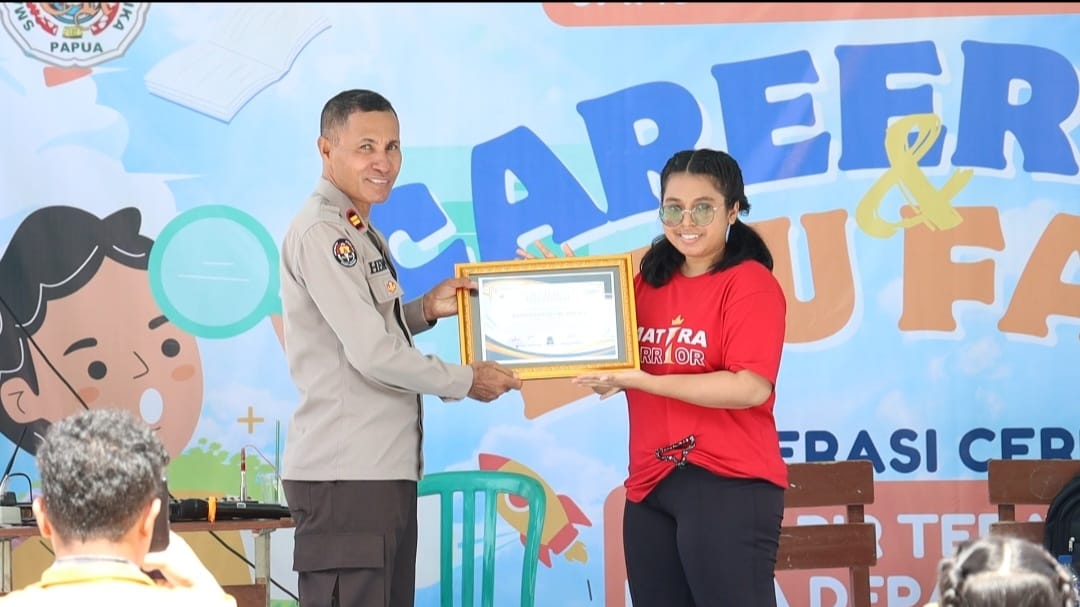 Kasi Humas Polres Mimika Hadiri Kegiatan Career Day Dan Edufair Di SMA YPPK Tiga Raja Timika