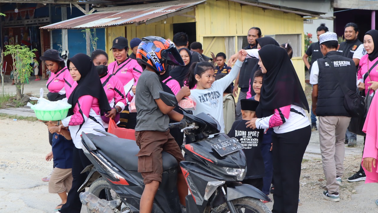 Dihari ke 7 Bulan Ramadhan, Polres Sarmi Gelar Berbagi Takjil Kepada Pengendara