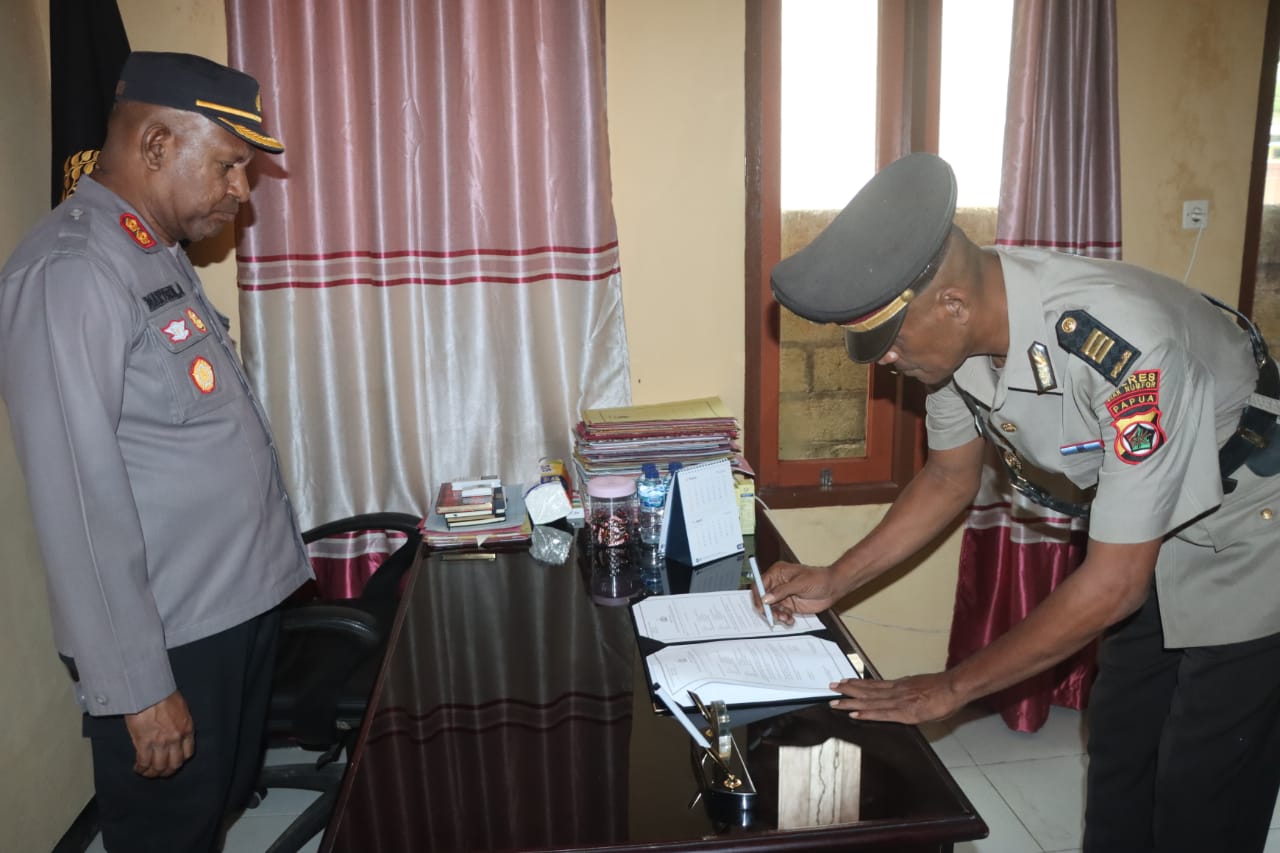 Kapolres Supiori Pimpin Upacara Pengukuhan Jabatan Kabag Ren Polres Supiori