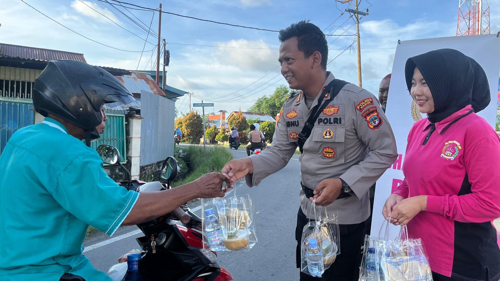 Polsek Nabire Kota dan Bhayangkari Ranting Nabire Kota Berbagi Takjil di Bulan Suci Ramadhan