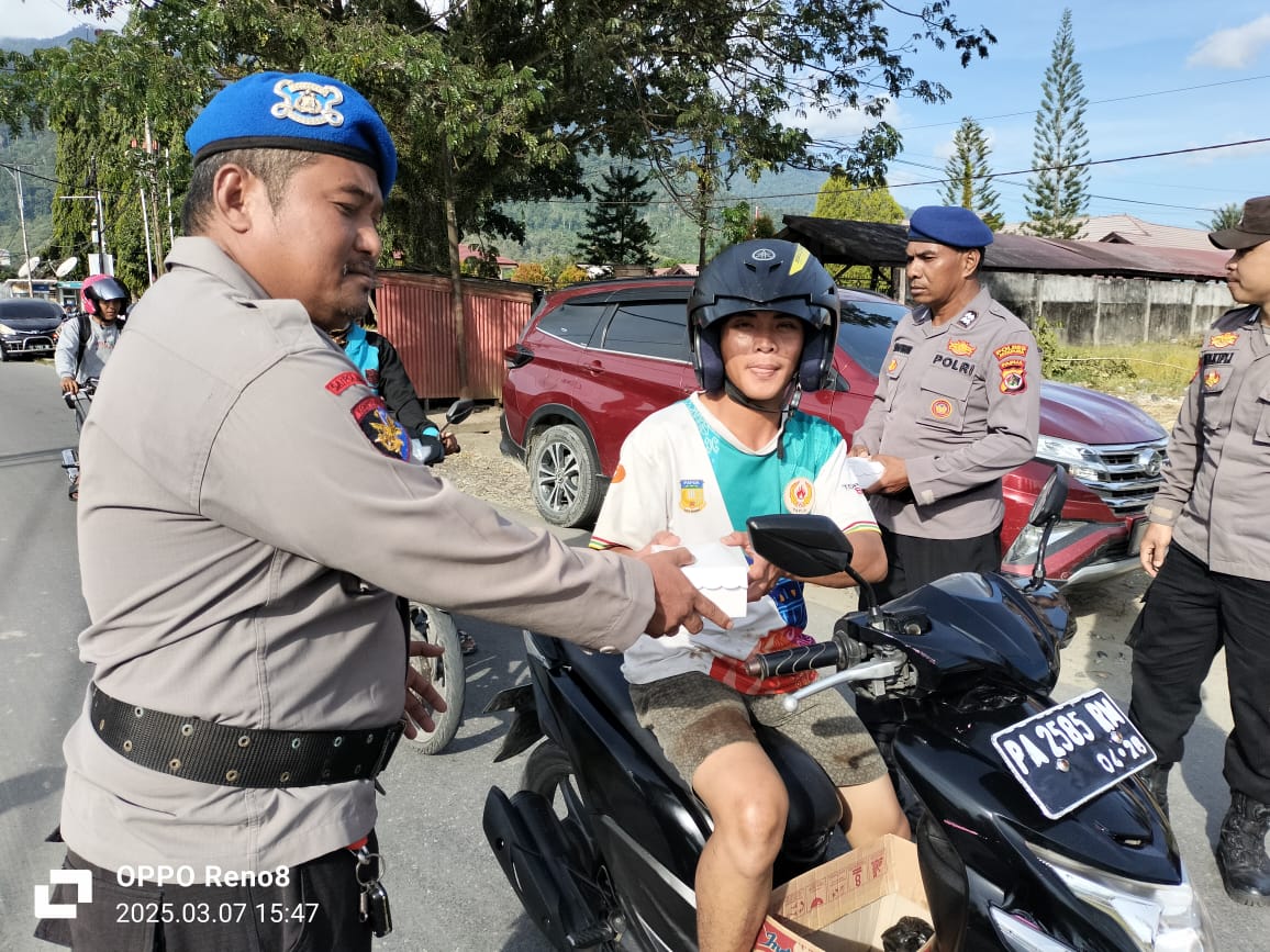 Peduli Sesama, Sat Polair dan Siwas Polres Jayapura Bagikan Takjil Gratis untuk Pengendara