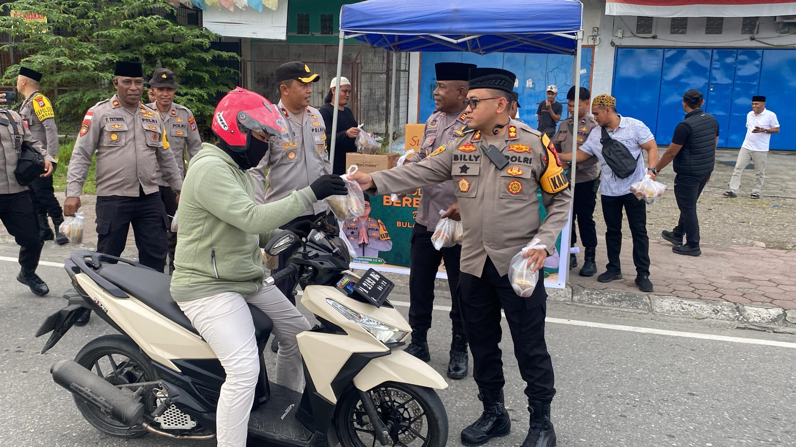 Polres Mimika Berbagi Takjil di Bulan Suci Ramadhan