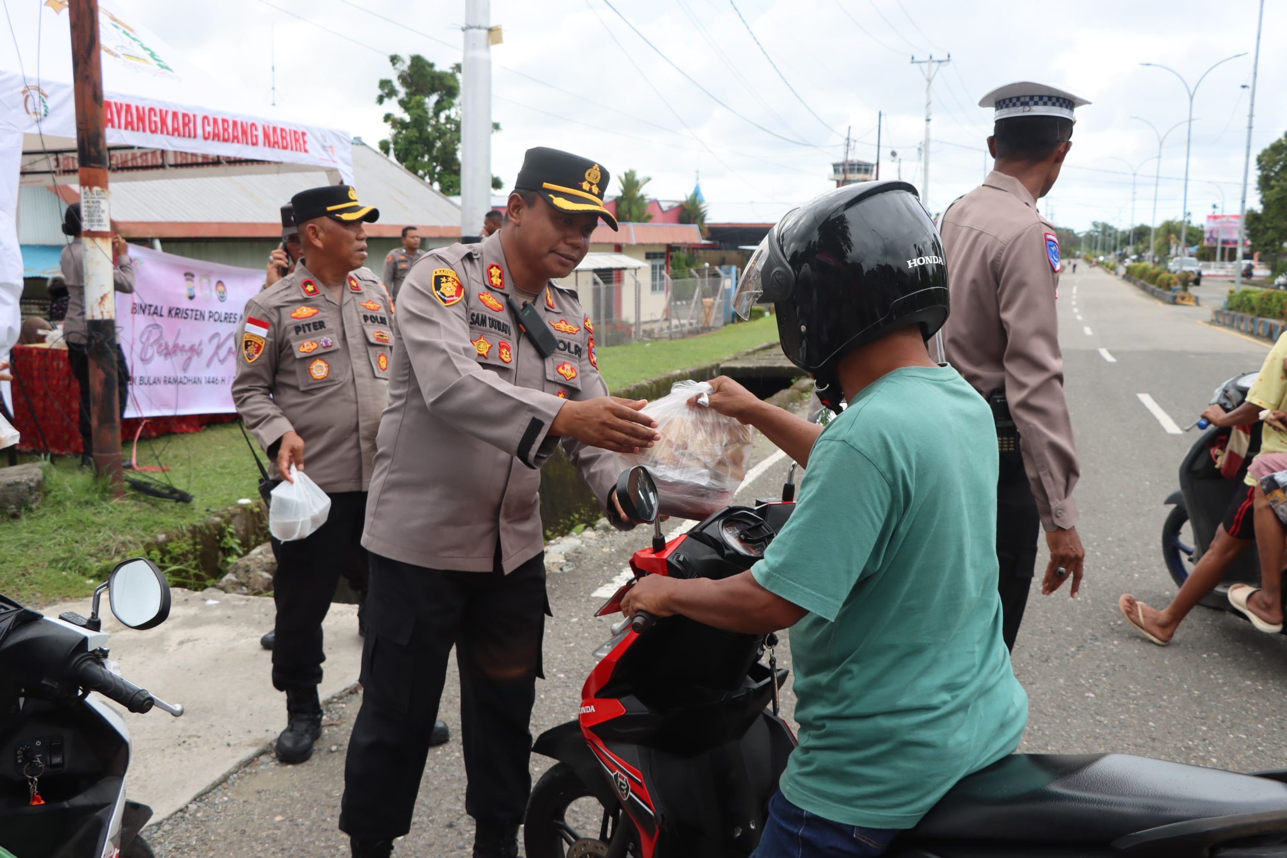 Berbagi Kasih di Bulan Ramadhan, Kapolres Nabire Bersama Pengurus Binrohtal Kristen Polres Nabire Serta Anggota Bagikan Takjil