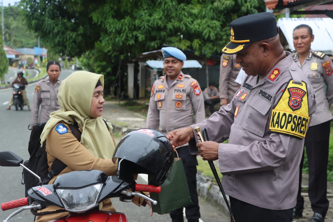 Indahnya Berbagi, Kapolres Supiori Bersama Ketua Bhayangkari Cabang Supiori Berbagi Takjil
