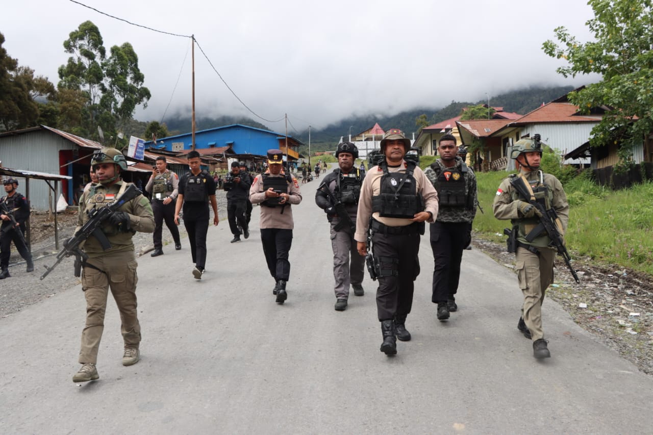 Sinergitas TNI-Polri, Kapolda Papua Tengah Kembali Pimpin Razia Alat Perang dan Alat Tajam di Kab. Puncak Jaya