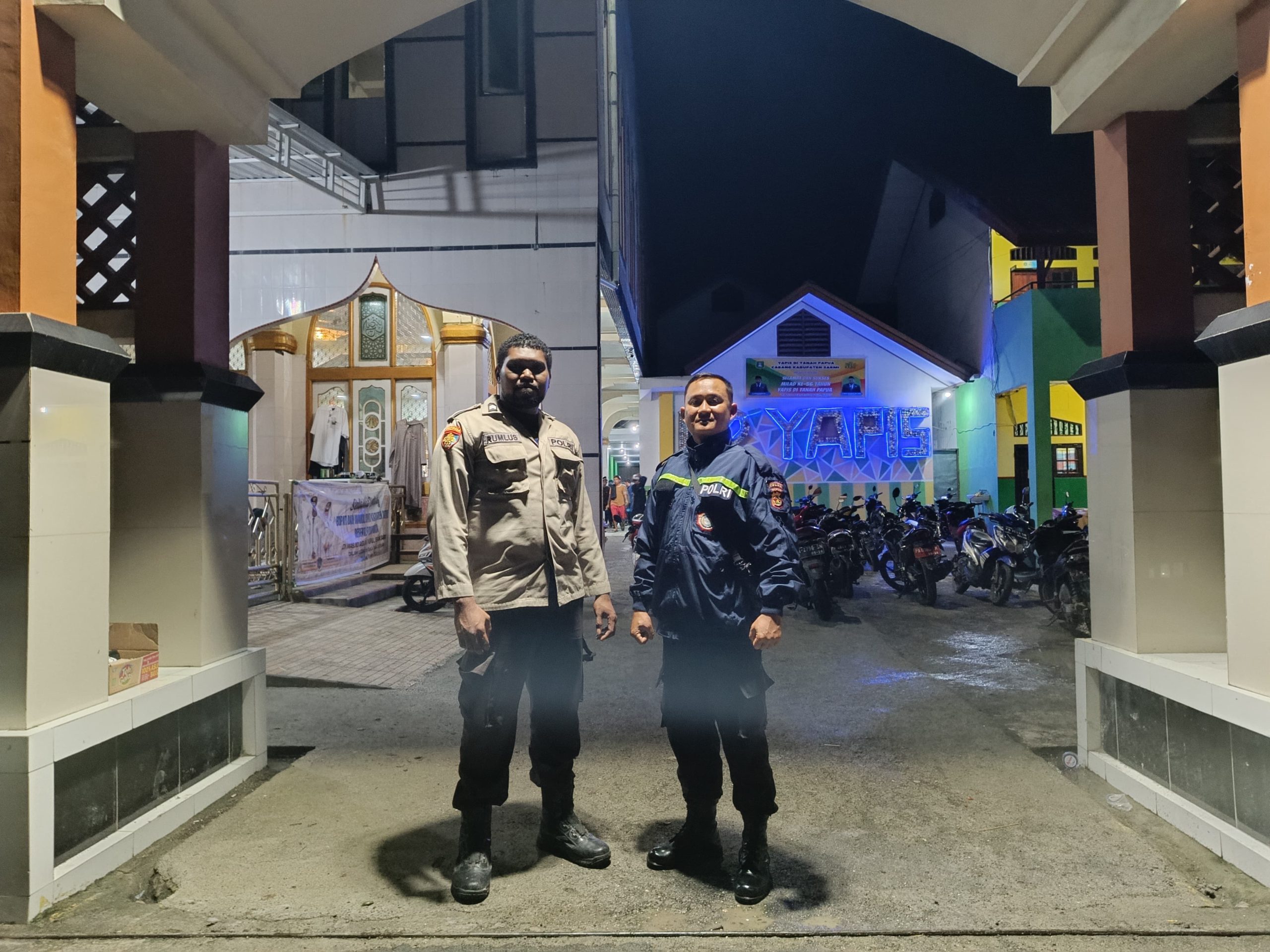 Personel Polsek Sarmi Laksanakan Pengamanan Sholat Tarawih di Masjid Agung Nurul Islam