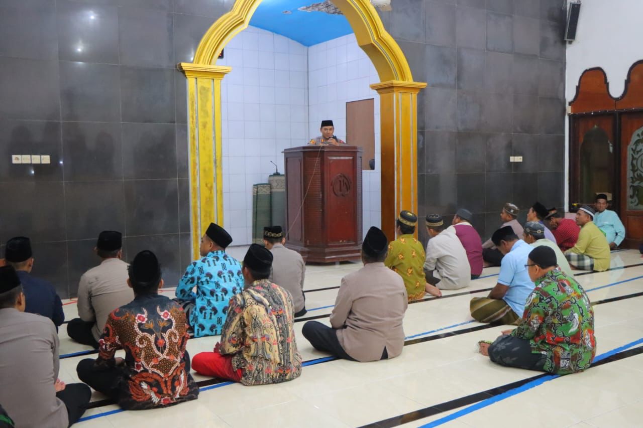 Kapolres Waropen Tarawih Keliling Ramadhan 1446 H Di Masjid Al Muhajirin SP V