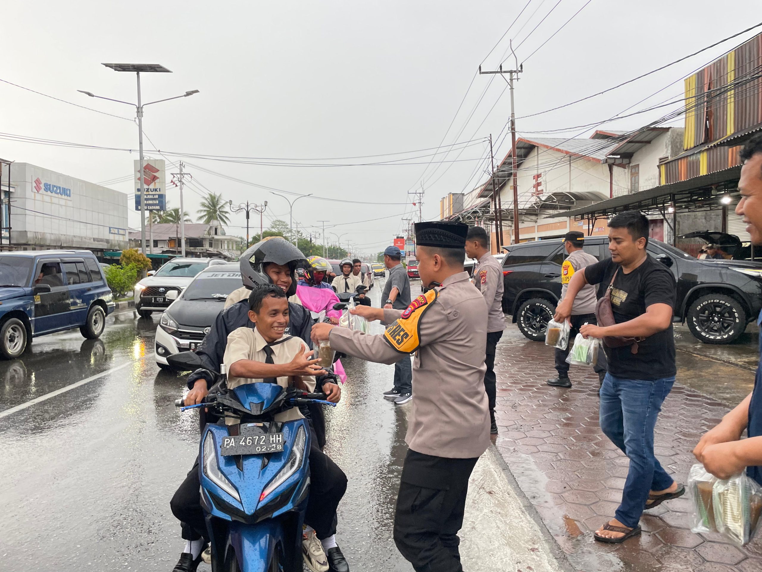Kapolres Mimika Berbagi Takjil Dalam Bulan Suci Ramadhan