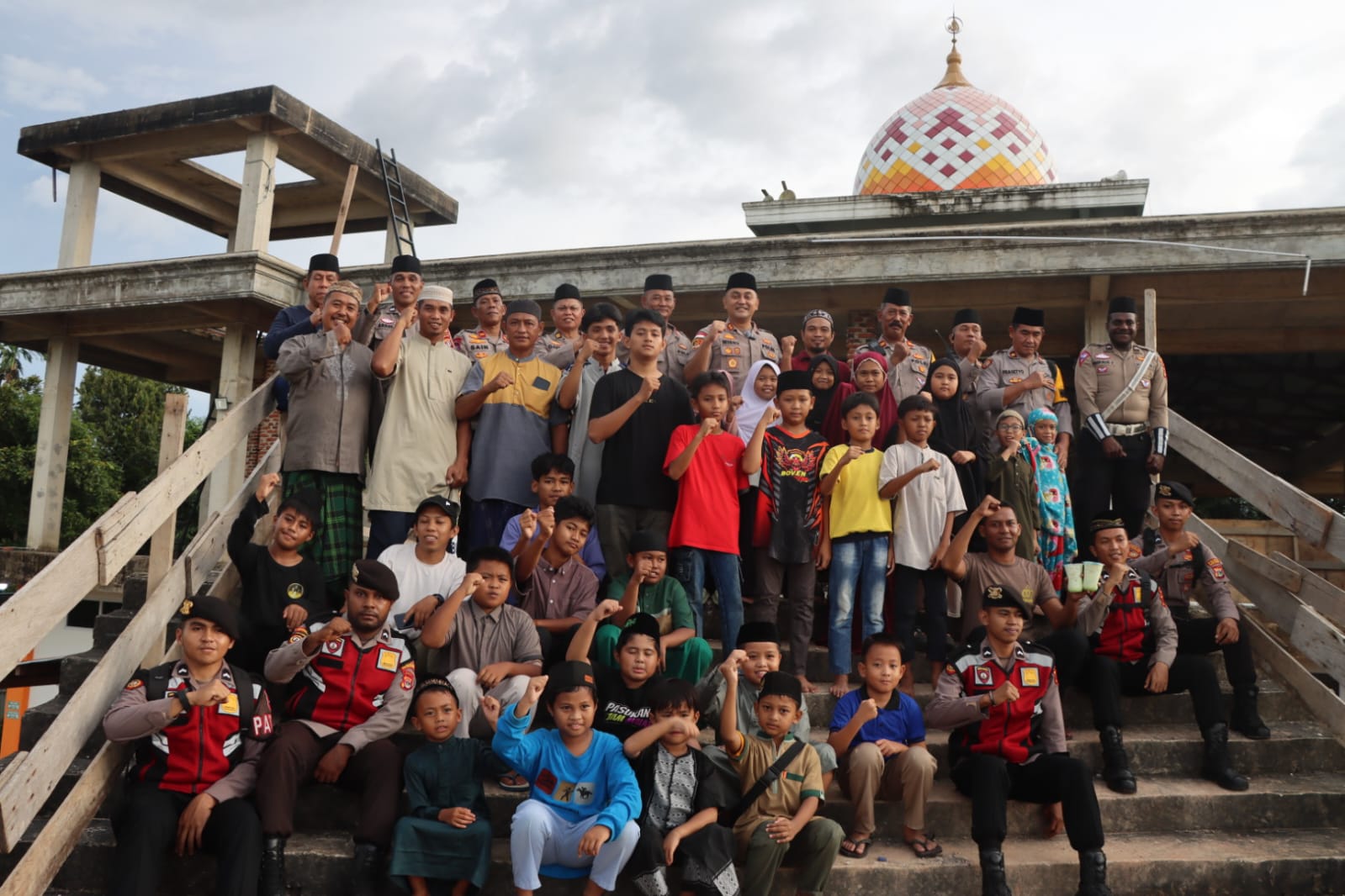 Kapolres Boven Digoel Bagikan Takjil Buka Puasa di Bulan Ramadhan