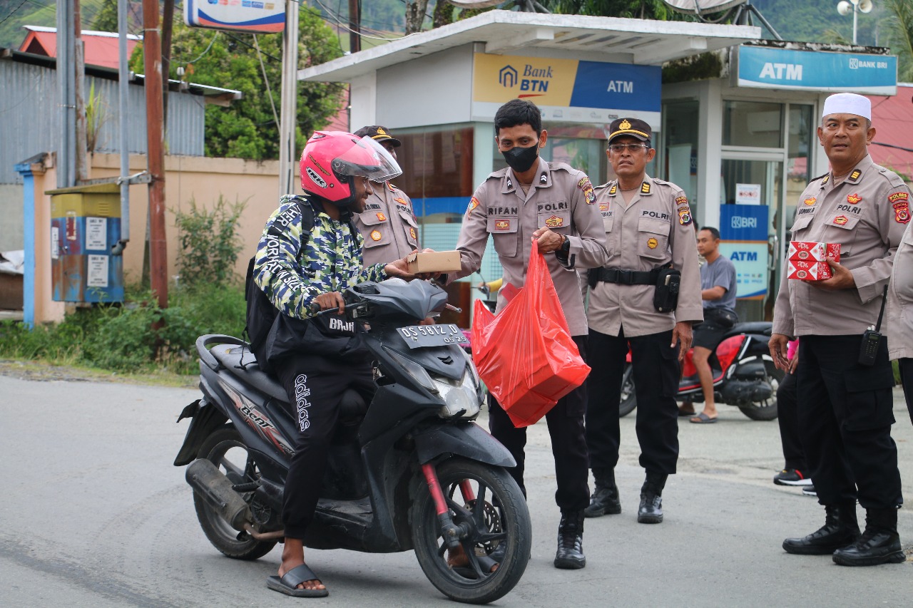 Kembali, 150 Takjil Dibagikan ke Masyarakat oleh Bag Ops, Sat Tahti, dan Sie Kum Polres Jayapura