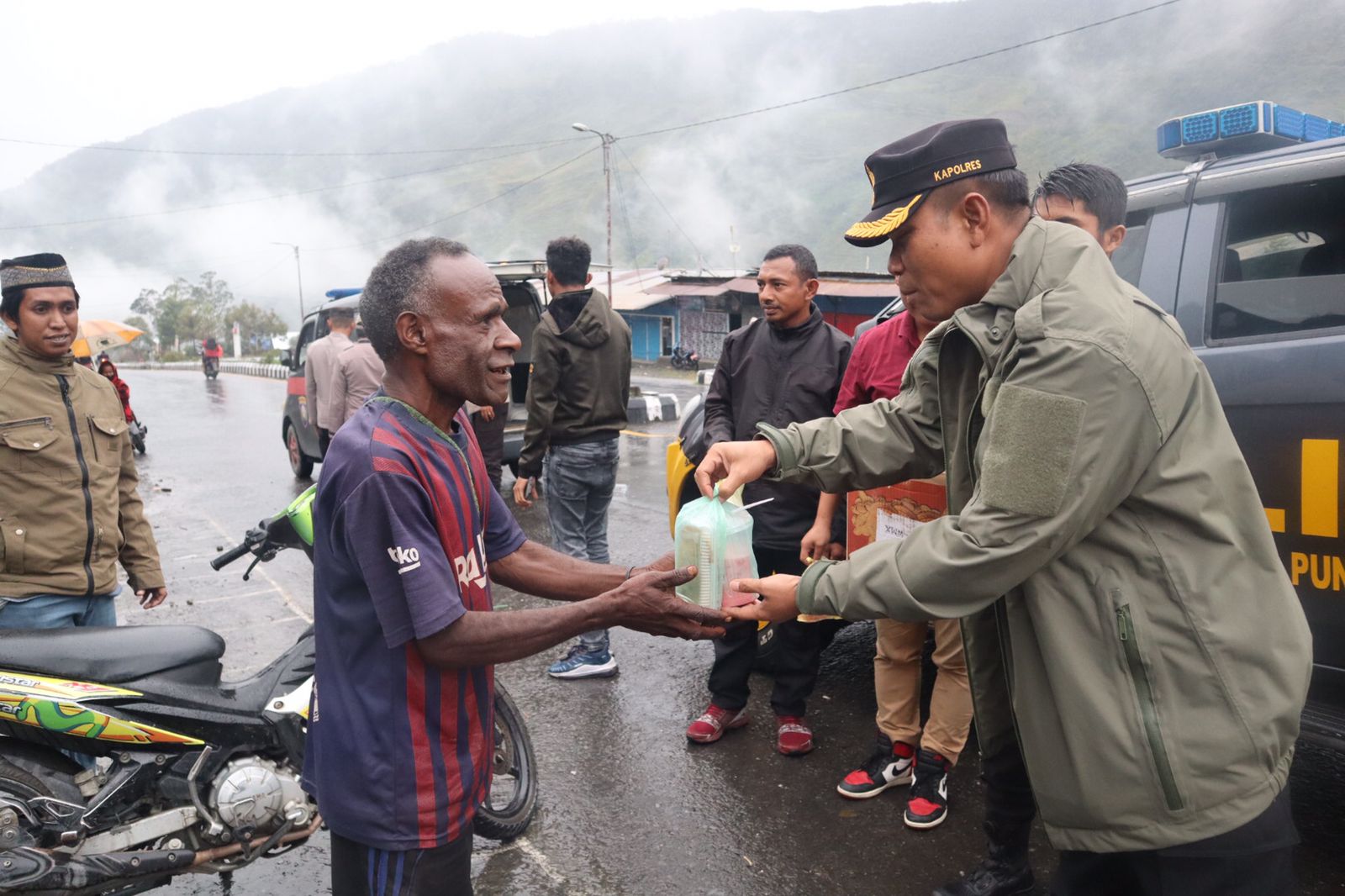 Semarak Ramadhan 1446 H, Kapolres Puncak Jaya Bersama Anggota Bagikan Ratusan Paket Takjil Berbuka Puasa Kepada Masyarakat Kota Mulia