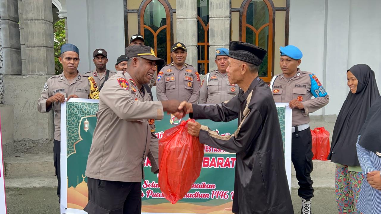 Polsek Sentani Barat Bagikan Takjil Untuk Warga di Bulan Suci Ramadhan